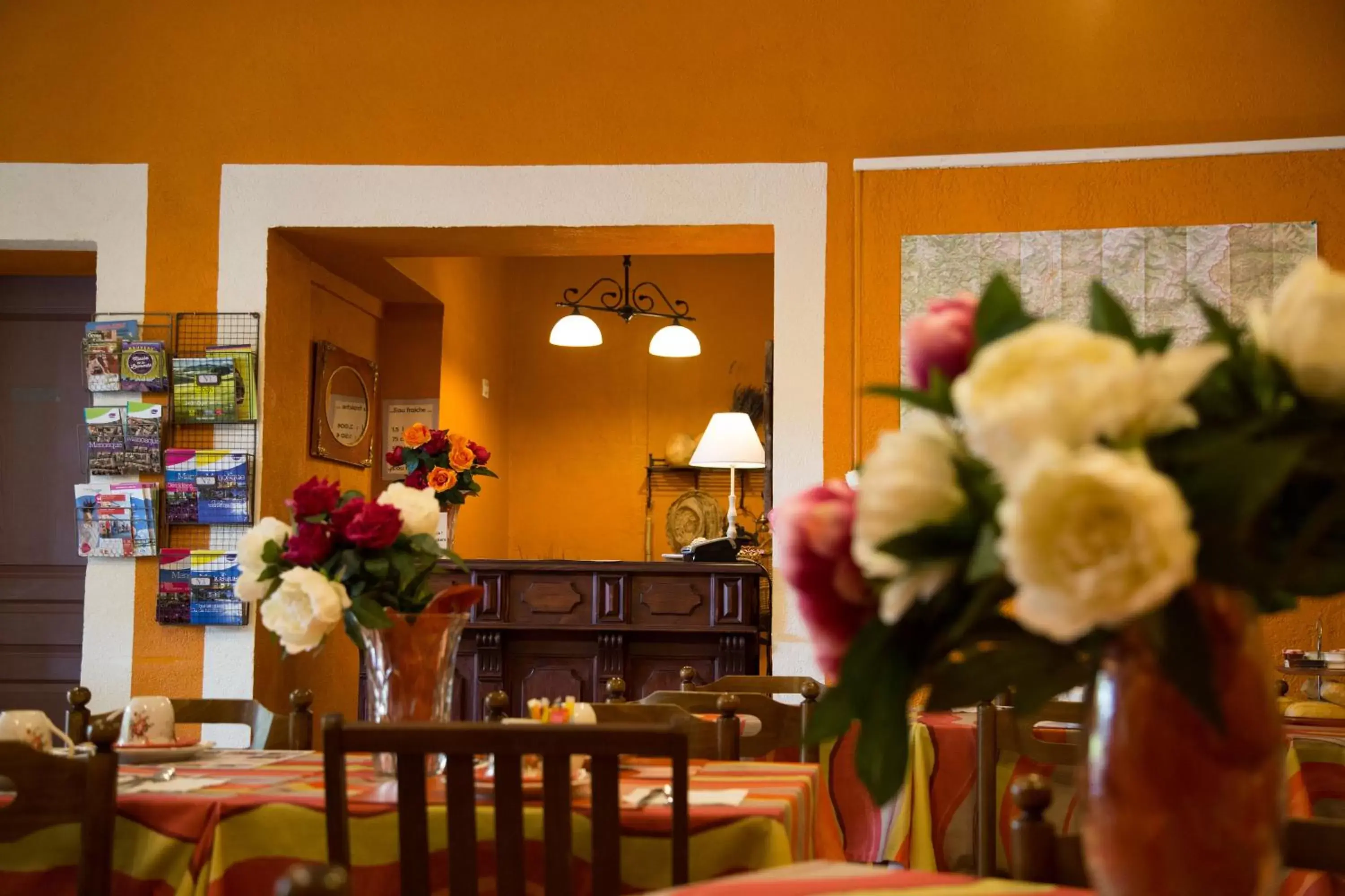 Lobby or reception, Staff in L'Hôtel du Terreau Logis de France