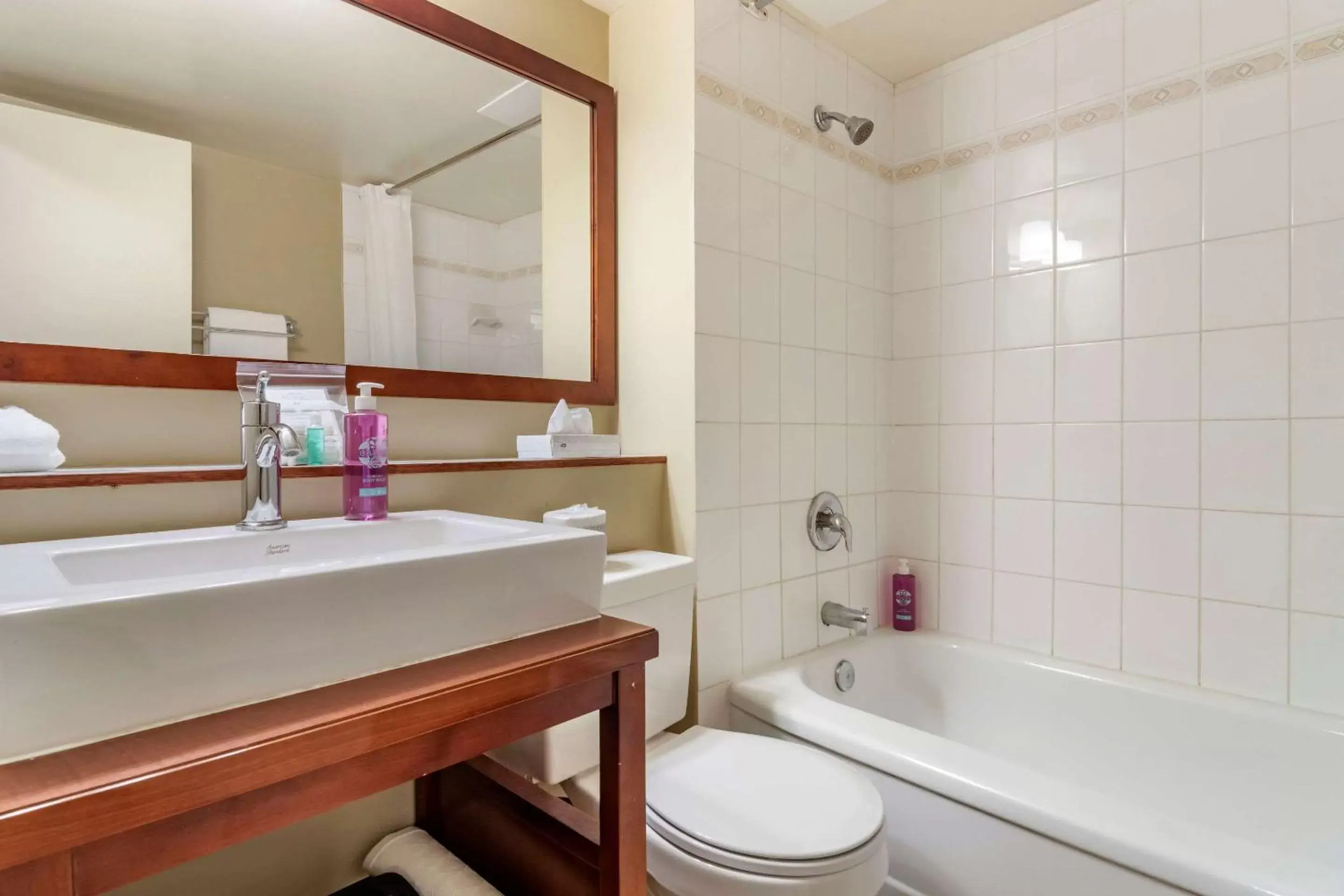 Bedroom, Bathroom in Hotel Penticton, Ascend Hotel Collection