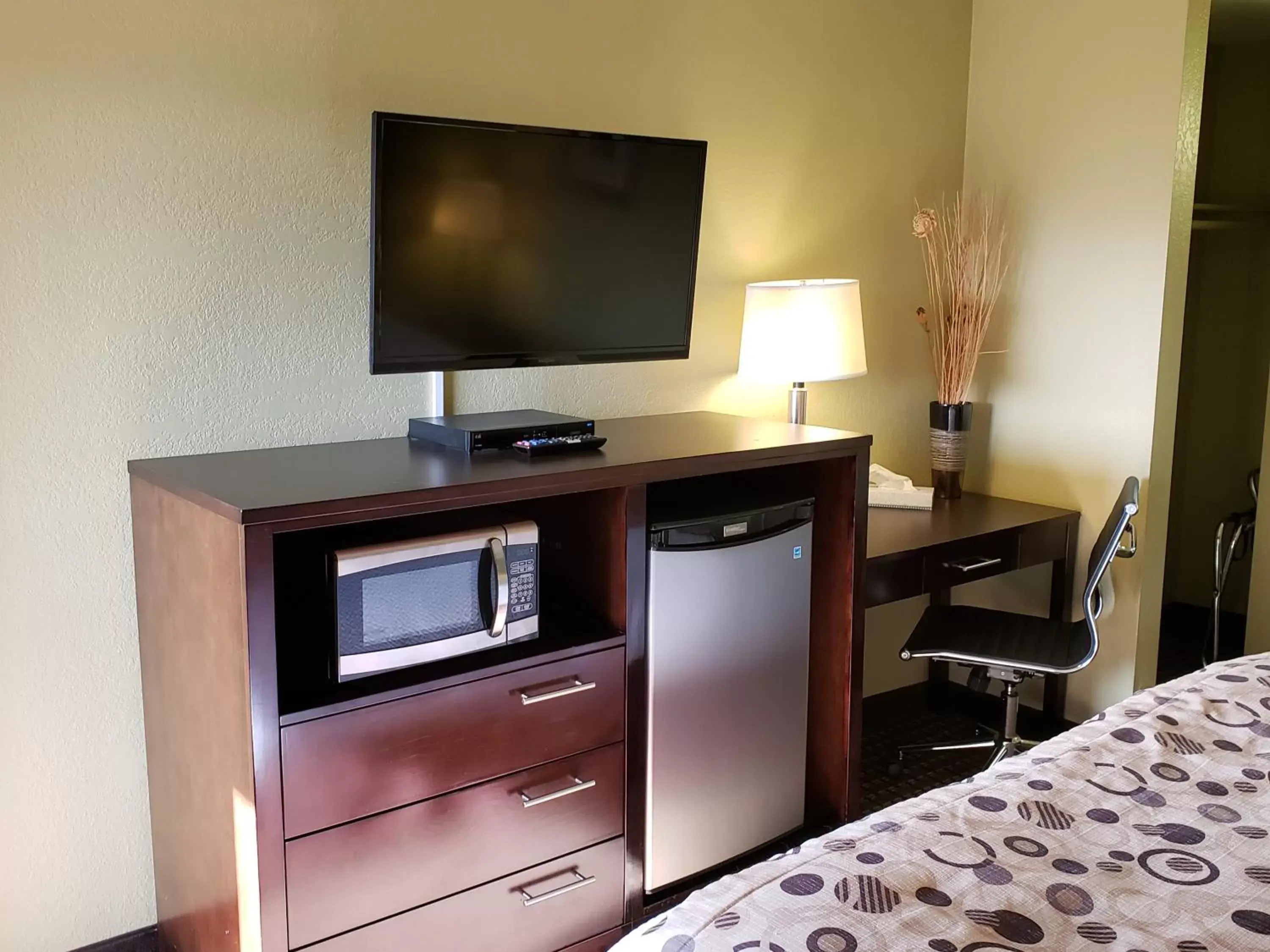 TV and multimedia, TV/Entertainment Center in SureStay Hotel by Best Western Vallejo Napa Valley