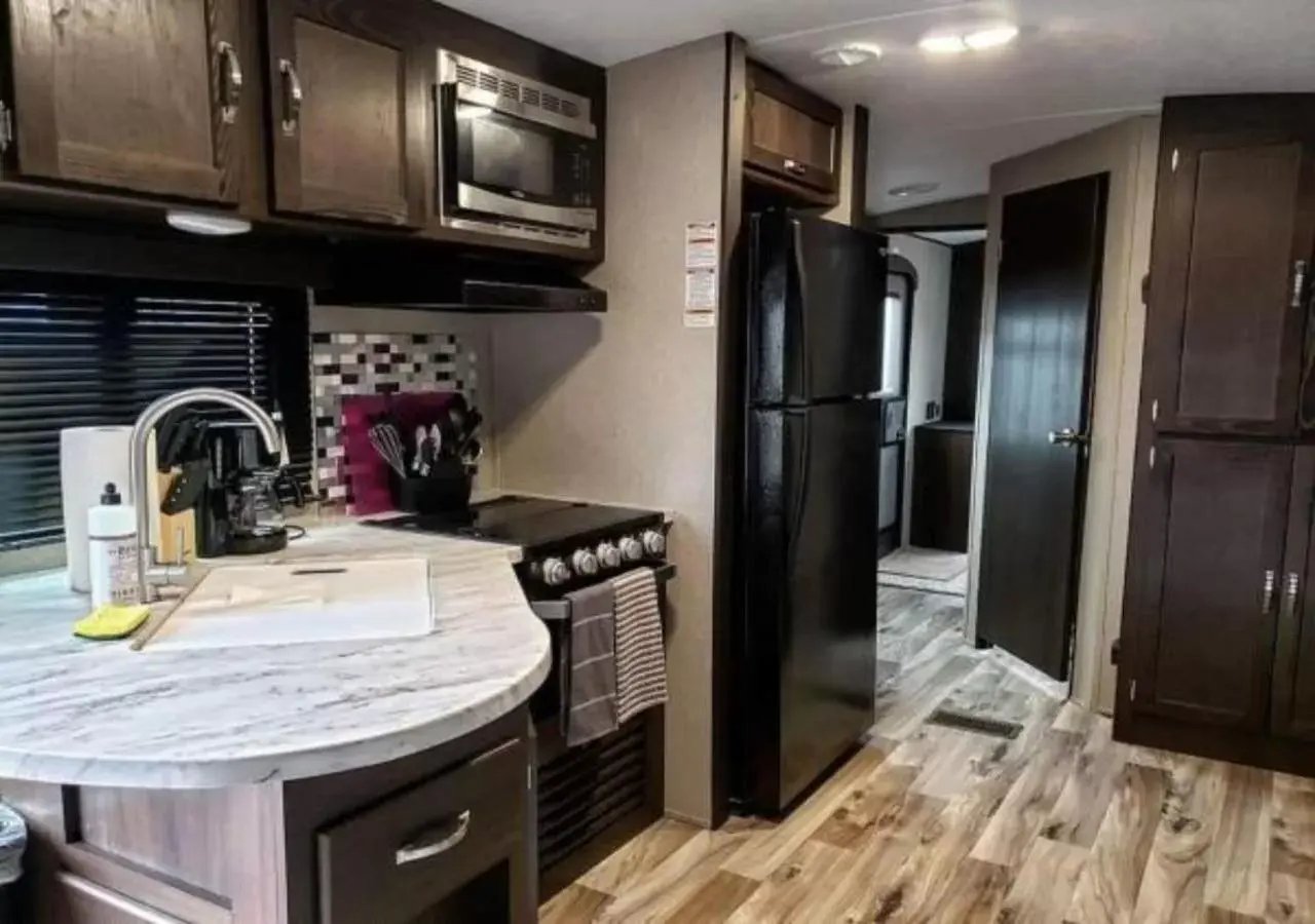 Coffee/tea facilities, Kitchen/Kitchenette in Grand Canyon RV Glamping