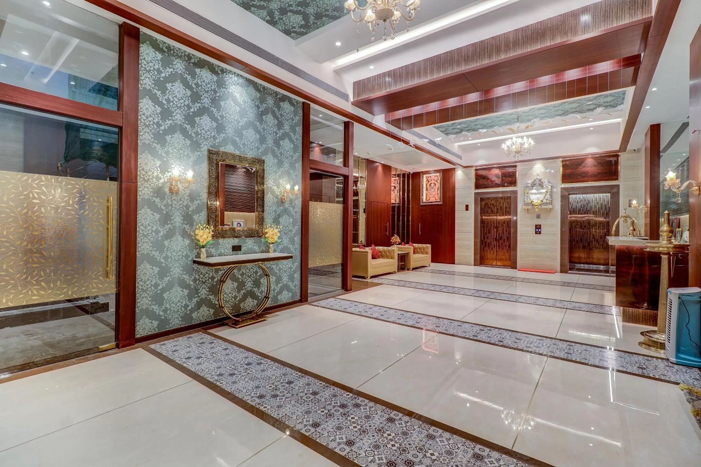 Lobby or reception, Bathroom in Hotel Gurudev Grand