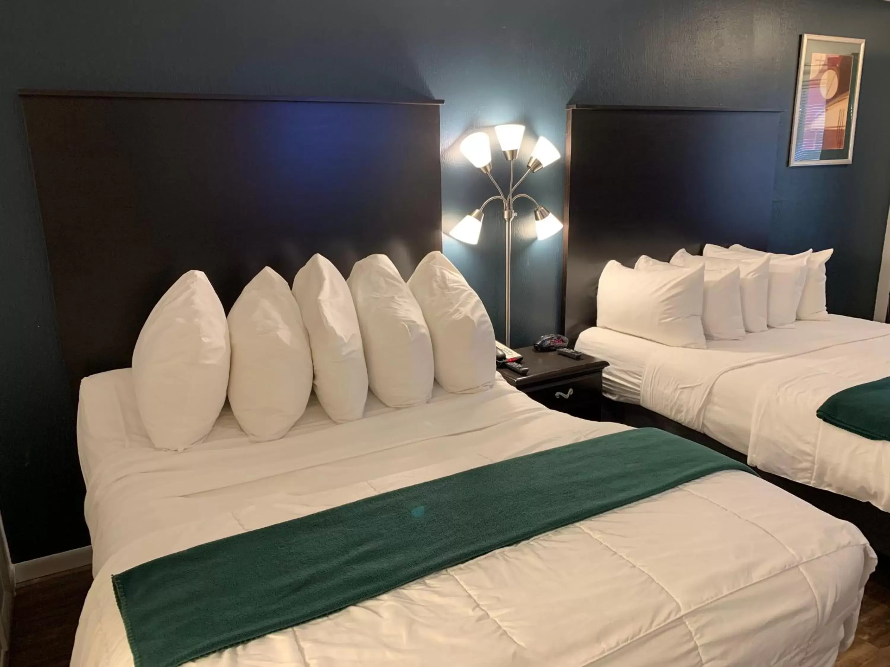 Bed in @ Michigan Inn & Lodge