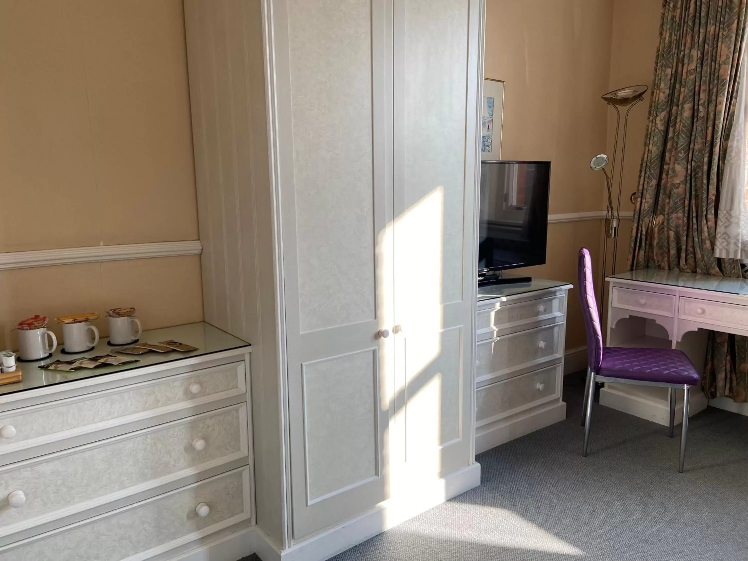 Seating area, Bathroom in St Margaret's Hotel