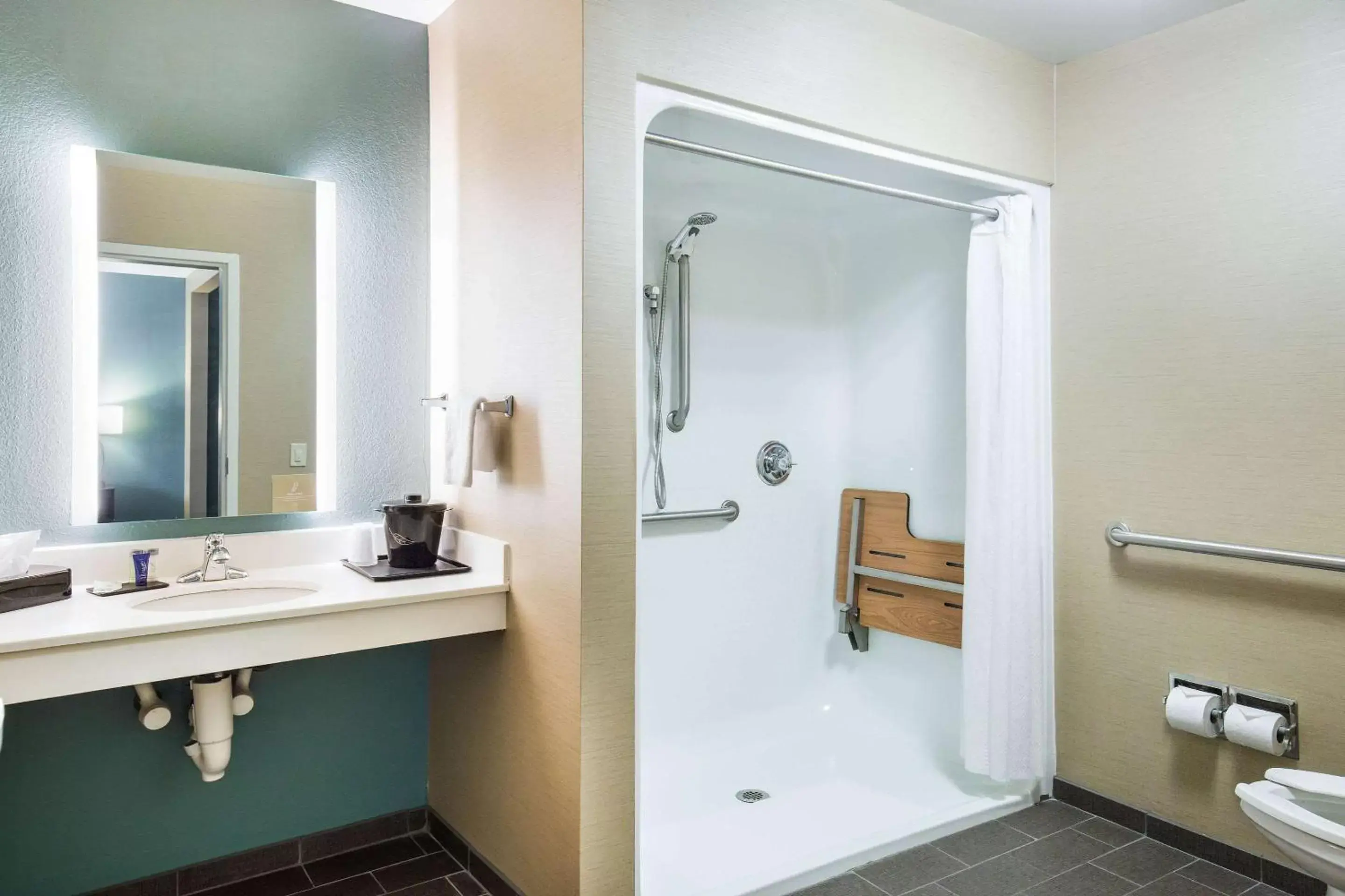 Bedroom, Bathroom in Sleep Inn & Suites Scranton Dunmore
