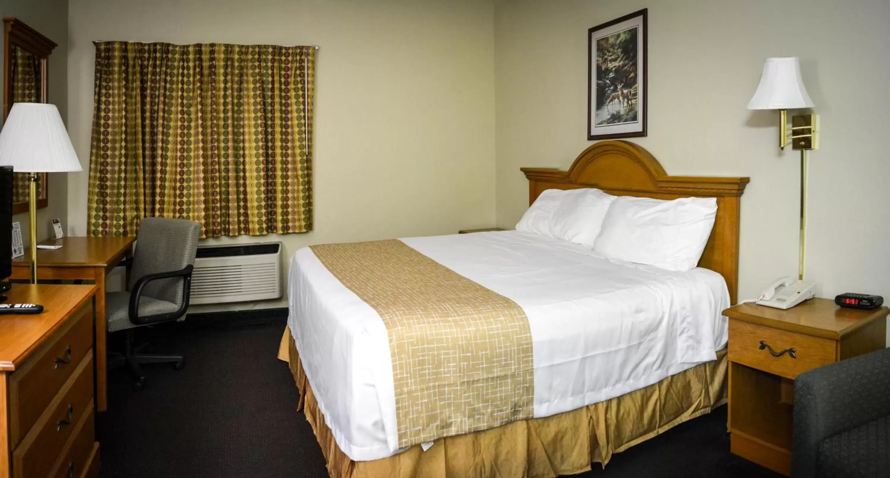 Photo of the whole room, Bed in Travelodge by Wyndham St. Louis