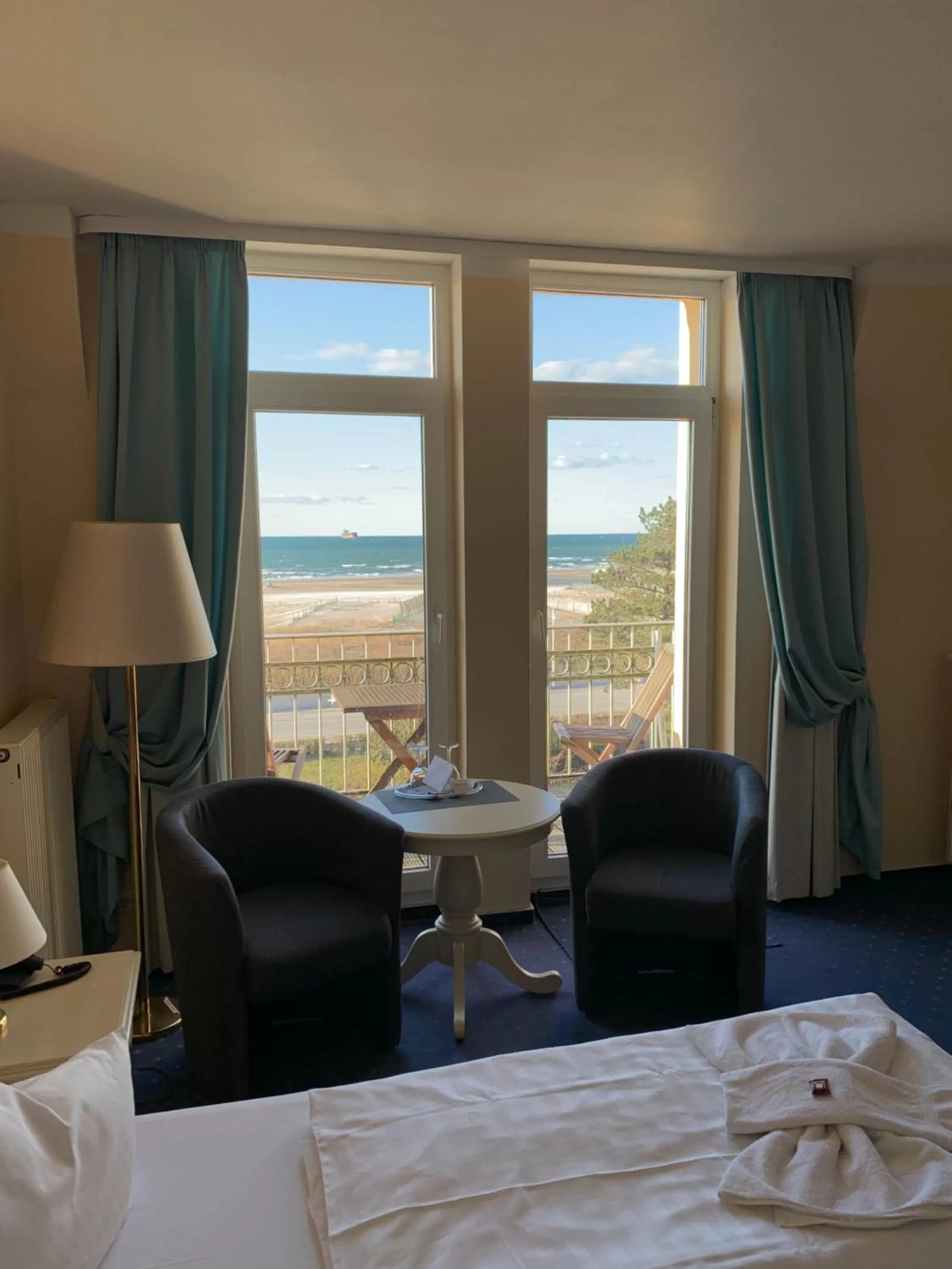 Lake view, Bed in Hotel Bellevue Warnemünde