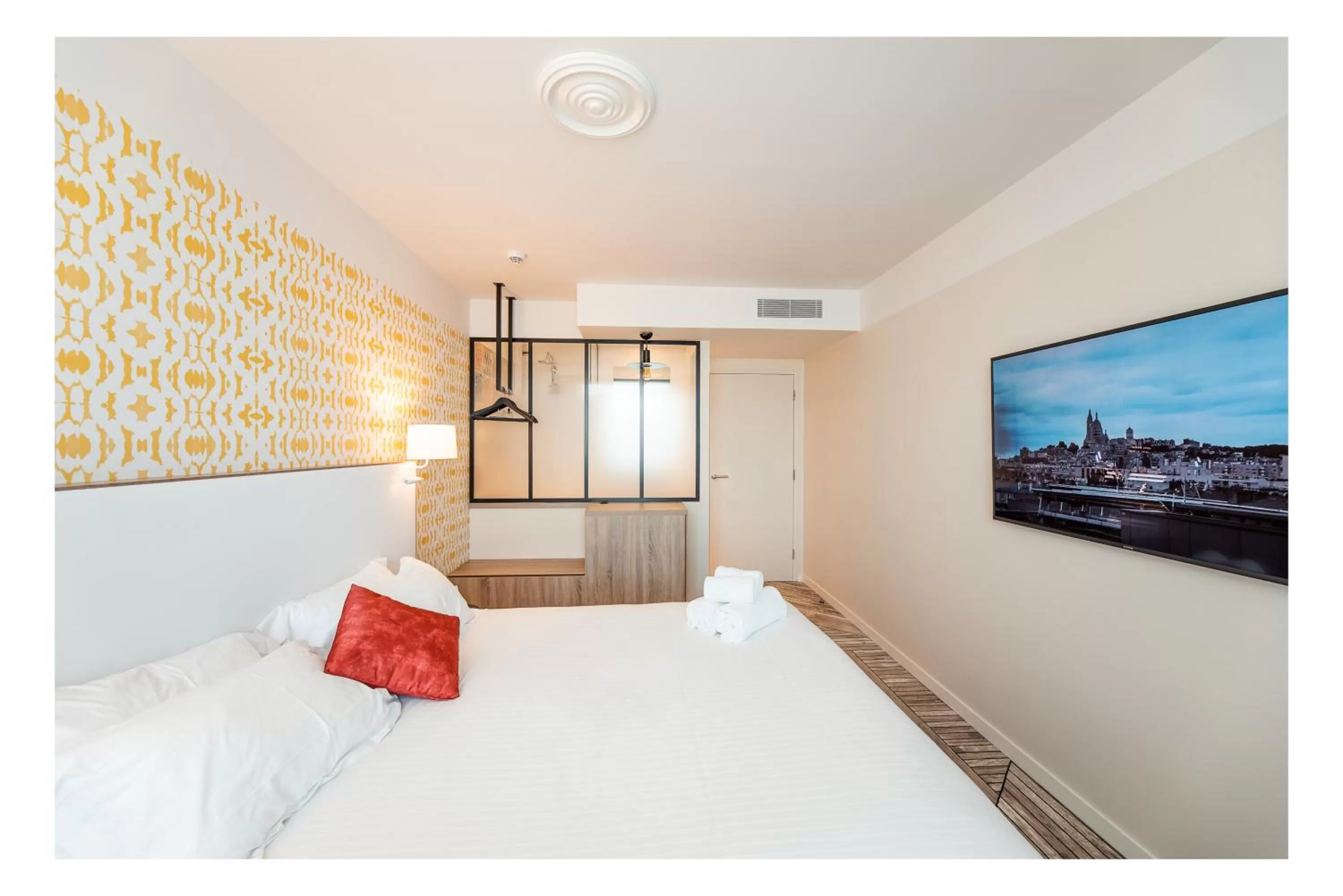 Bedroom, Bed in The Originals Boutique, Hôtel Maison Montmartre Paris Les Puces