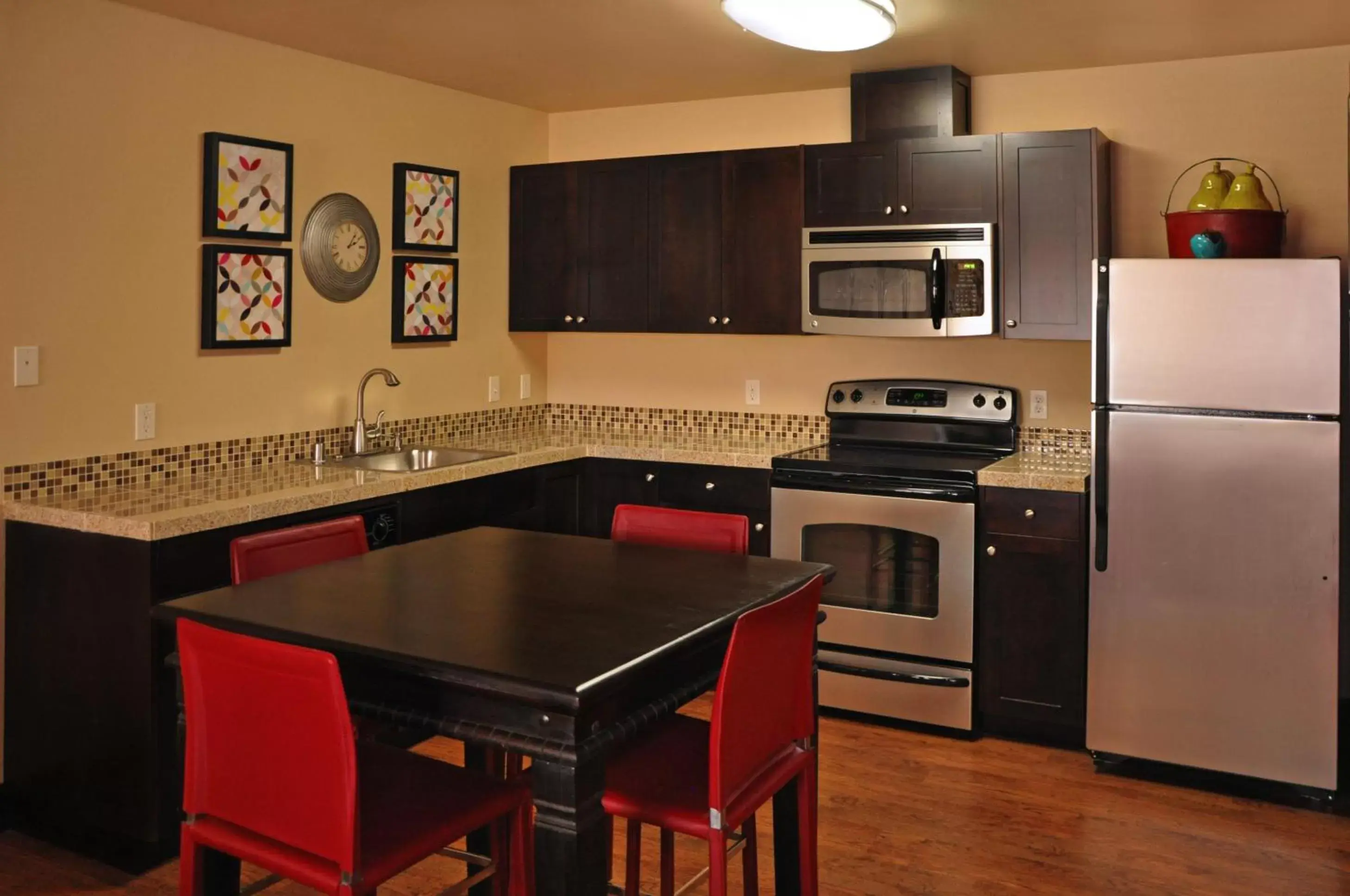 Kitchen or kitchenette, Kitchen/Kitchenette in Oxford Suites Portland - Jantzen Beach