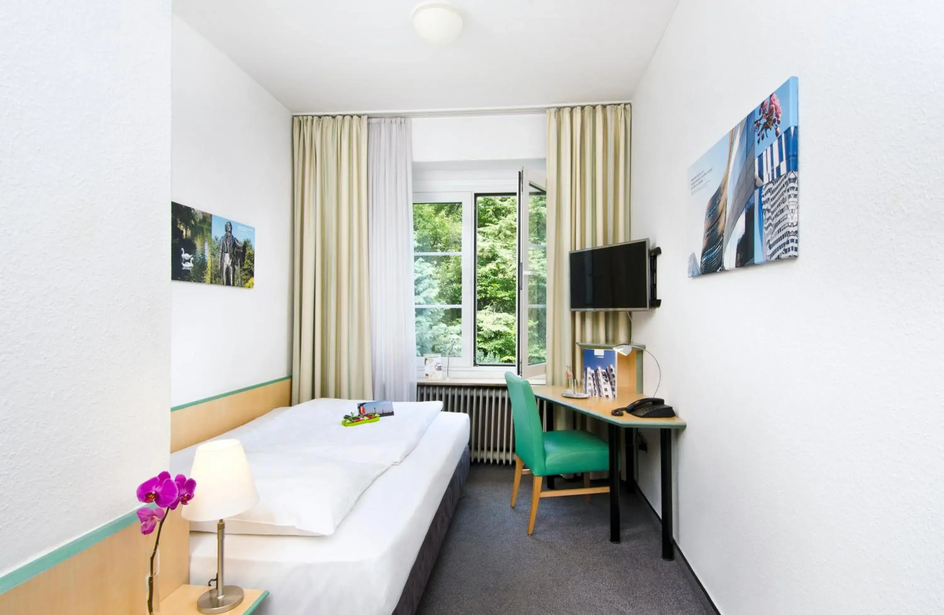 Photo of the whole room in Hotel am Hofgarten