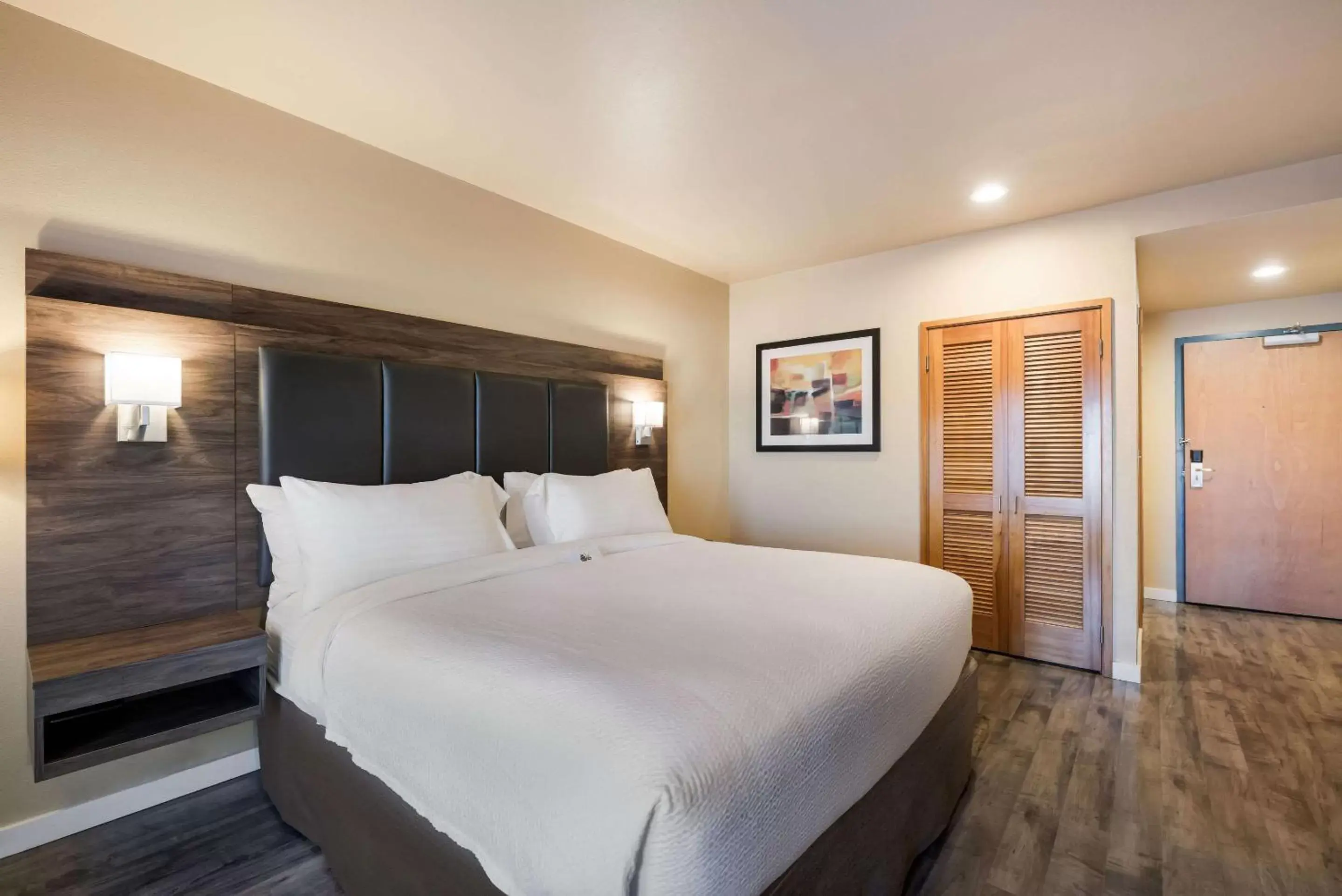 Bedroom, Bed in Inn at Port Gardner-Everett Waterfront, Ascend Hotel Collection