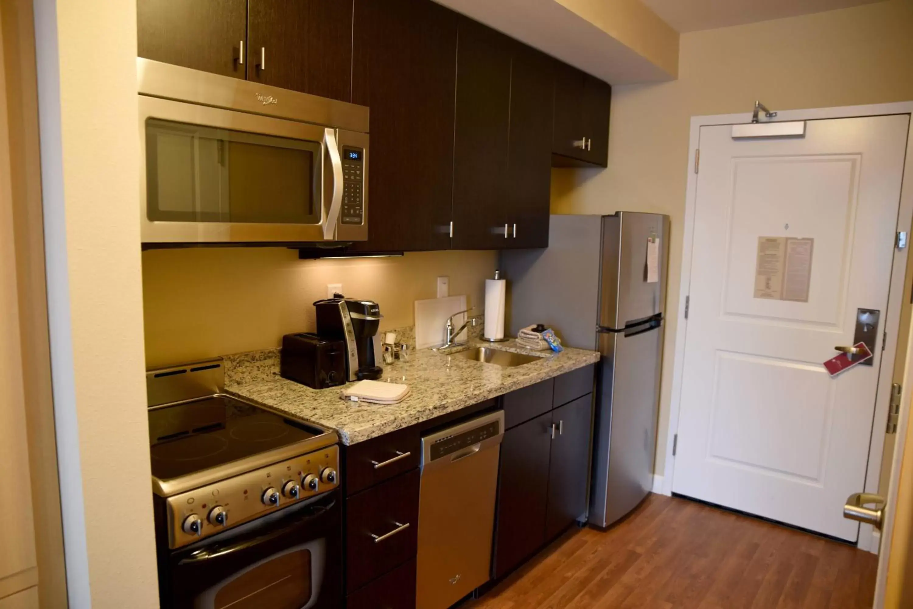 Kitchen or kitchenette, Kitchen/Kitchenette in TownePlace Suites by Marriott Lawrence Downtown