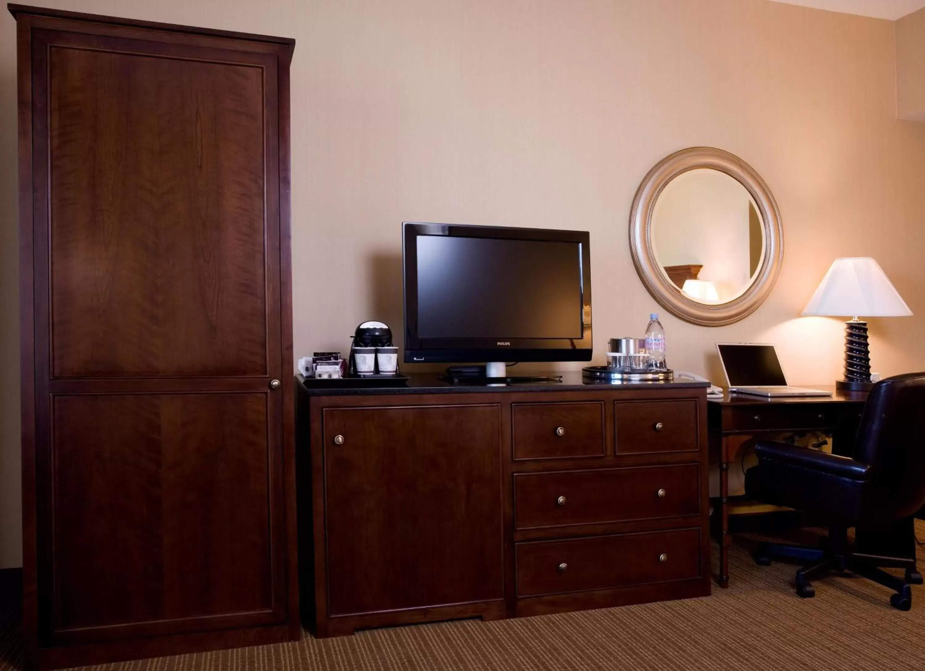 Bed, TV/Entertainment Center in DoubleTree by Hilton Chicago O'Hare Airport-Rosemont