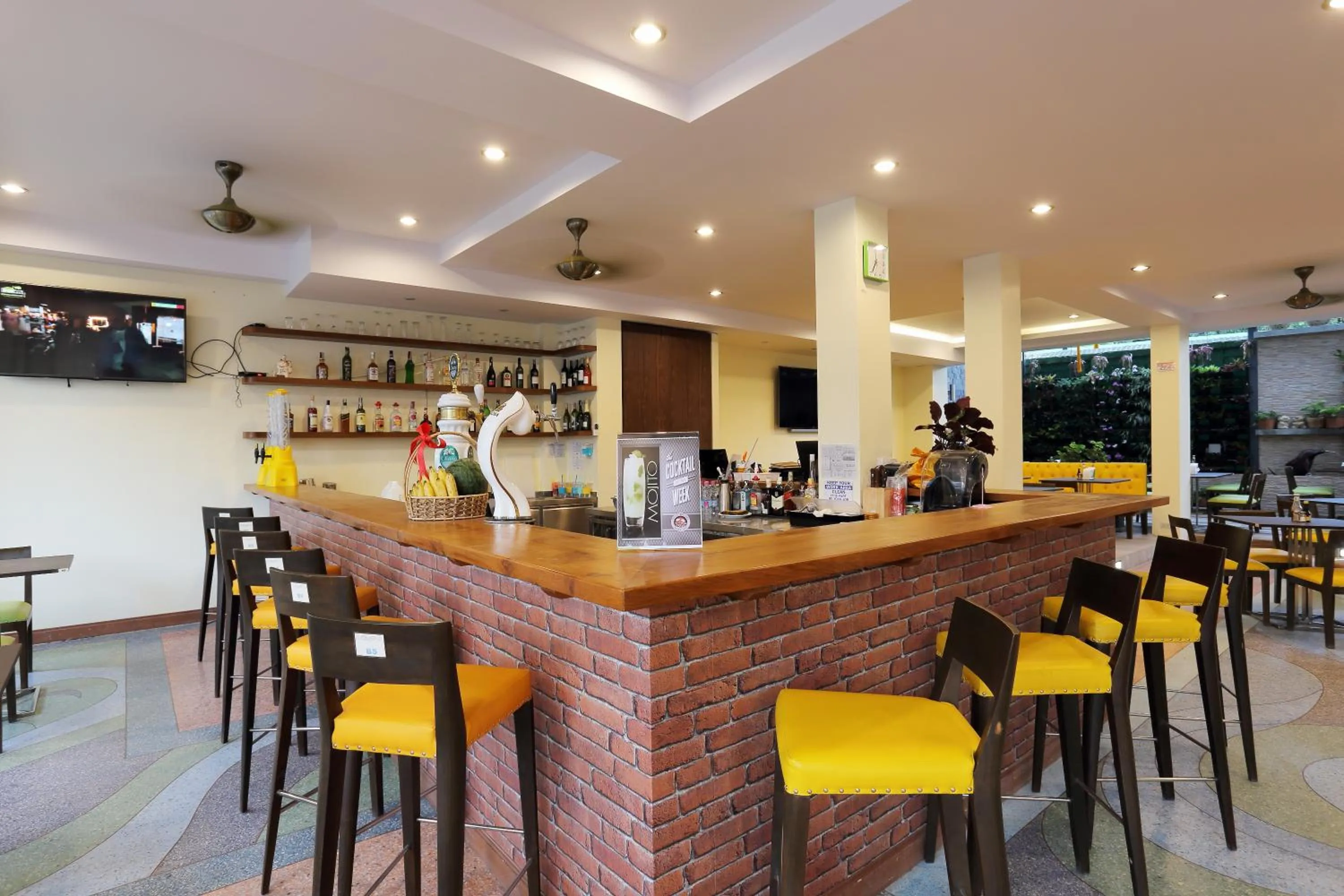 Restaurant/places to eat in ON Hotel Phuket - SHA