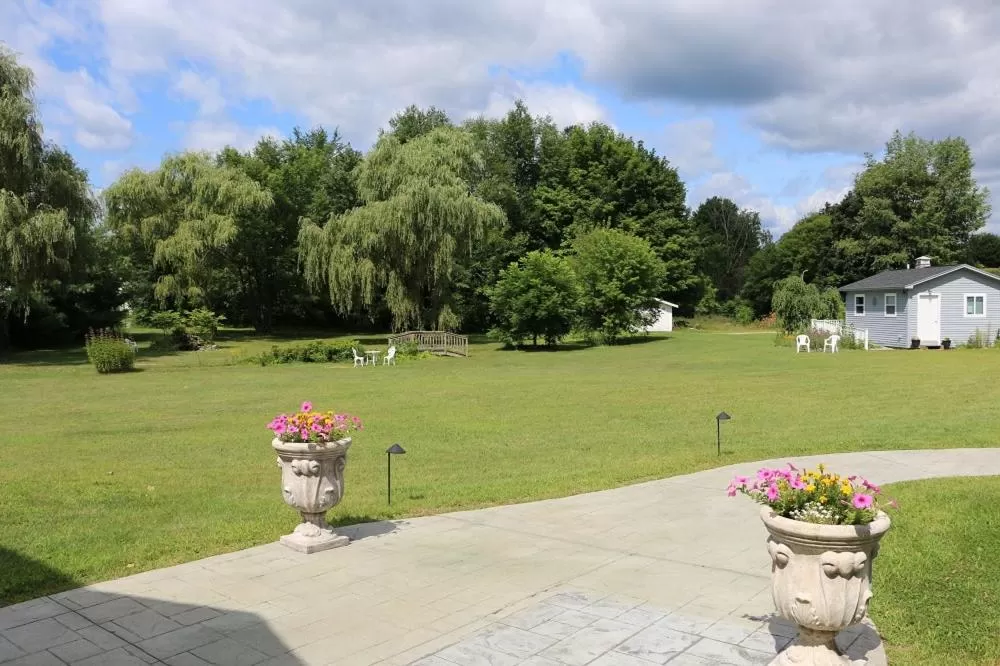 Garden in The Bond 1786 Inn