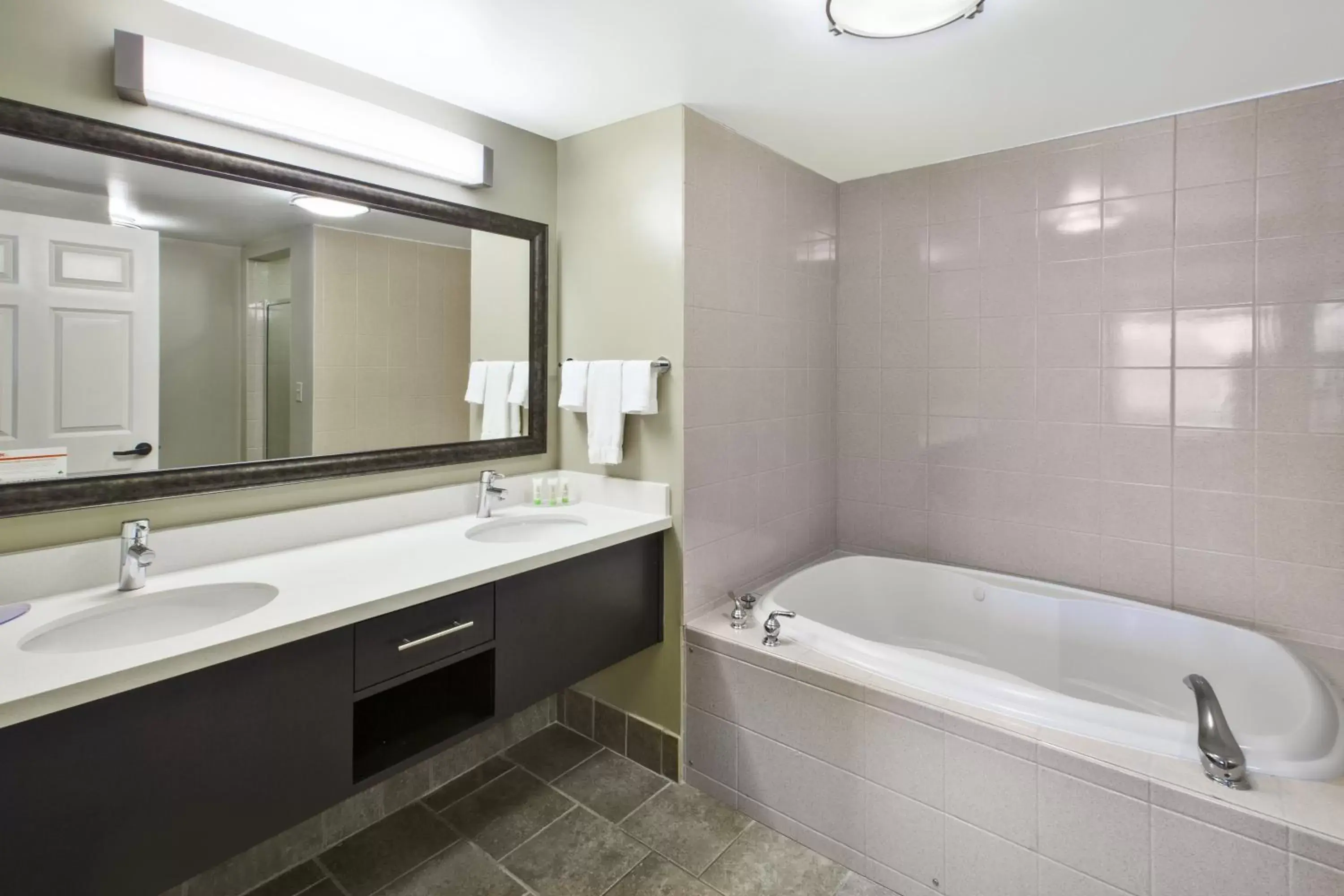 Photo of the whole room, Bathroom in Staybridge Suites Cleveland Mayfield Heights Beachwood, an IHG Hotel