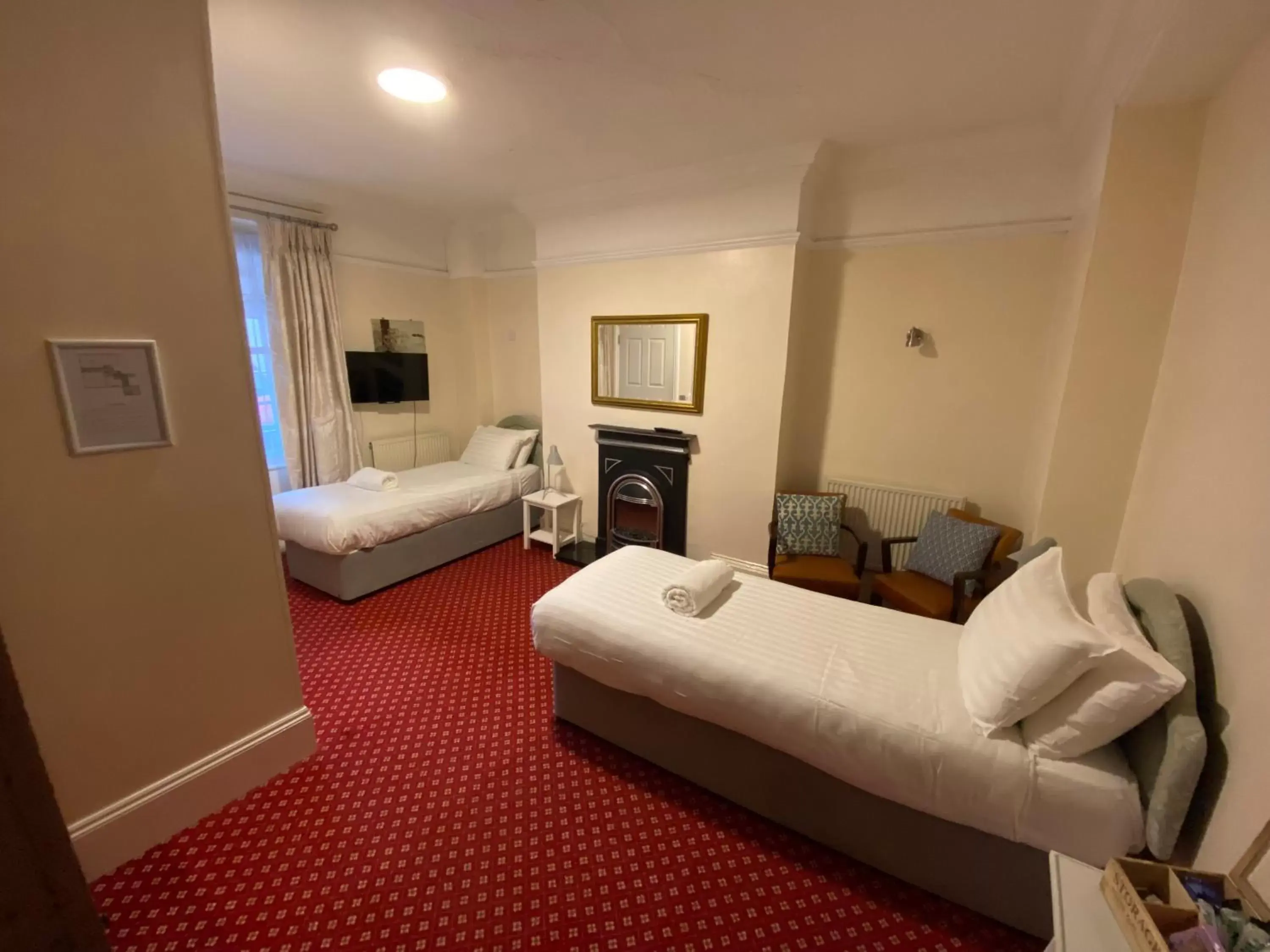Bedroom, Bed in Alexandra Hotel