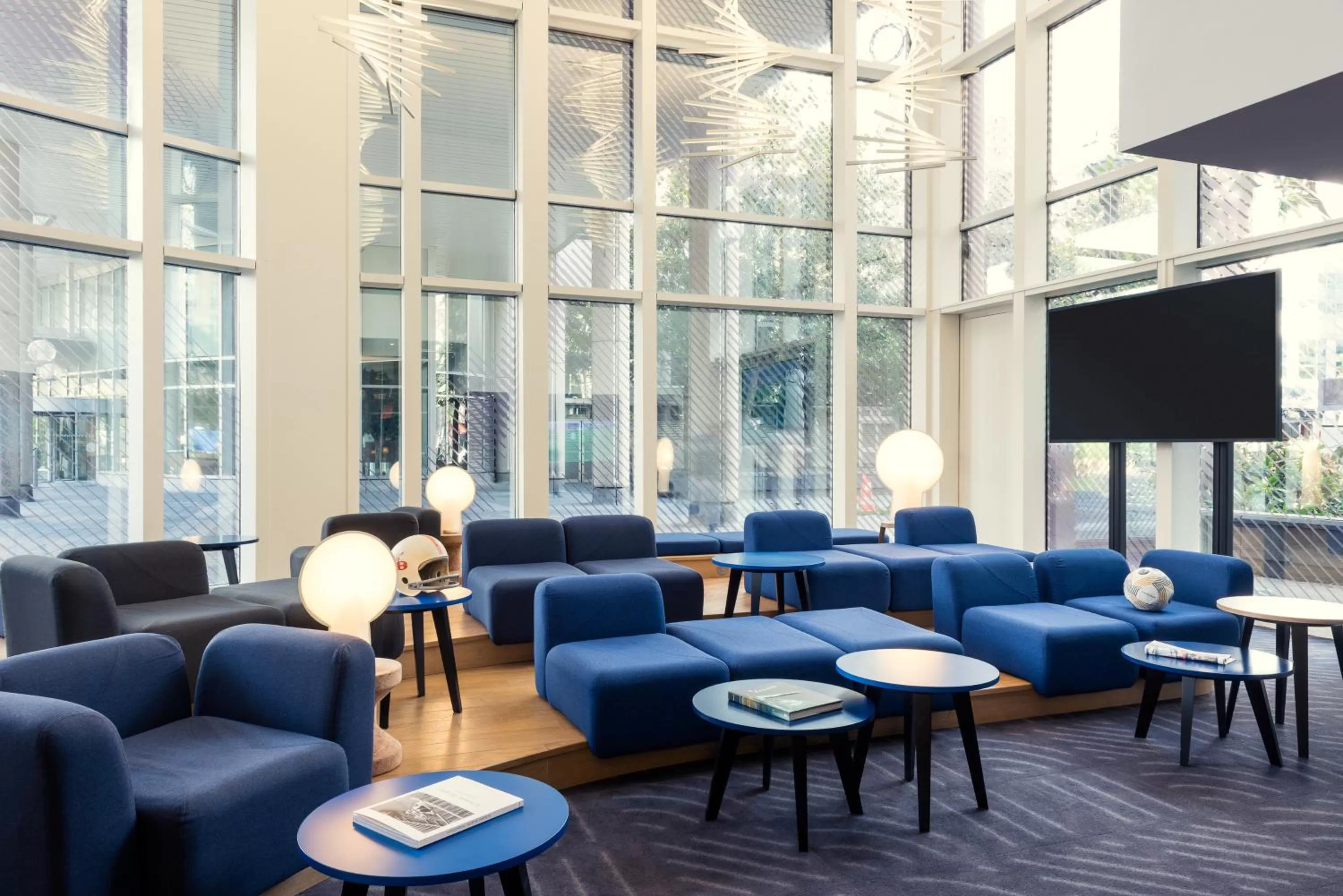 Communal lounge/ TV room in Mercure Paris Boulogne