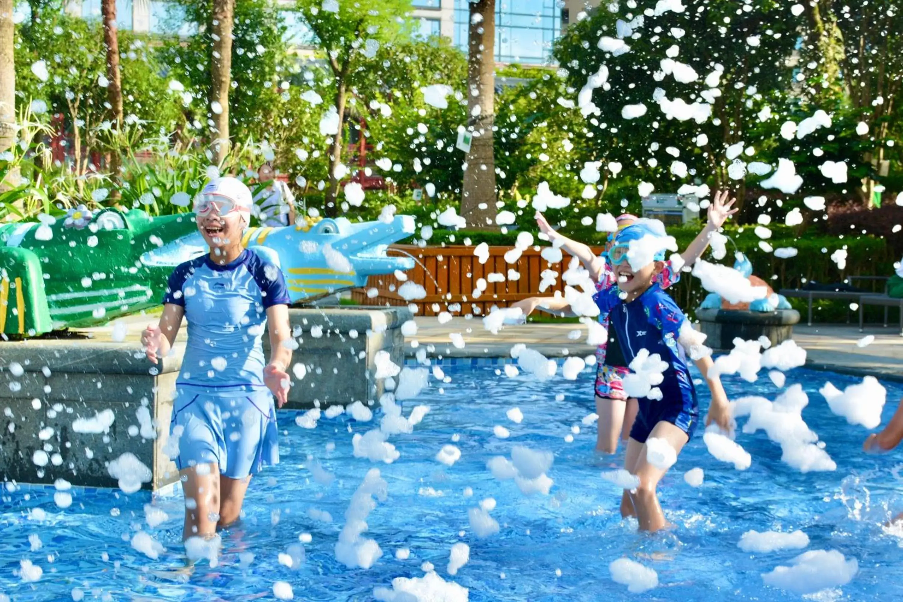 children, Swimming Pool in Shangri-La Guilin