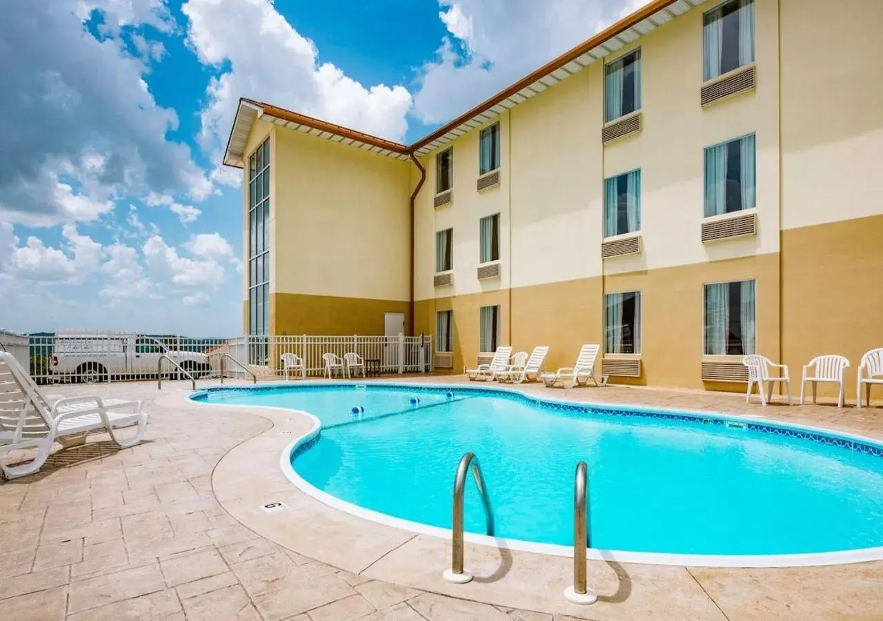 Swimming Pool in Savannah House Hotel