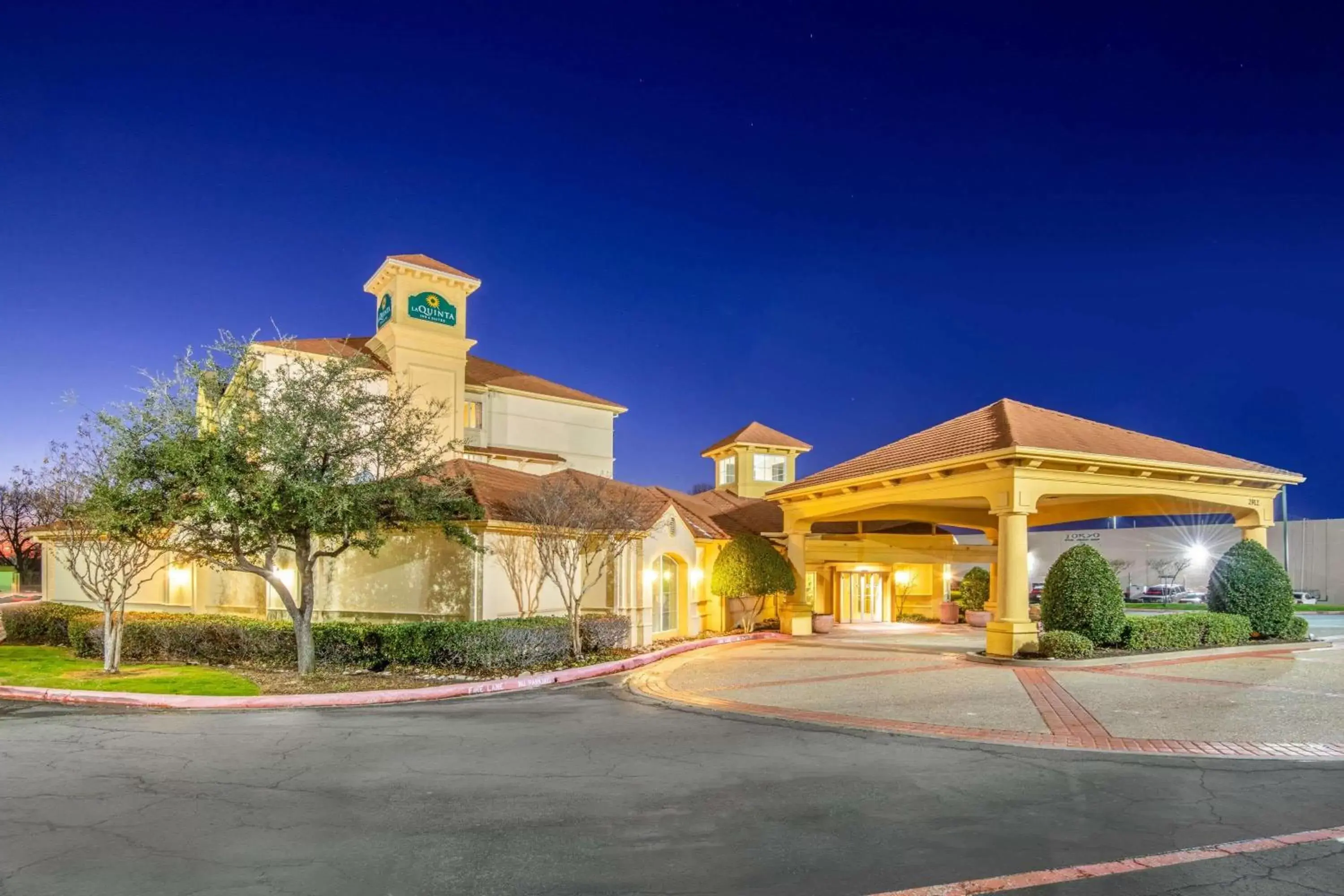 Property Building in La Quinta by Wyndham Sherman