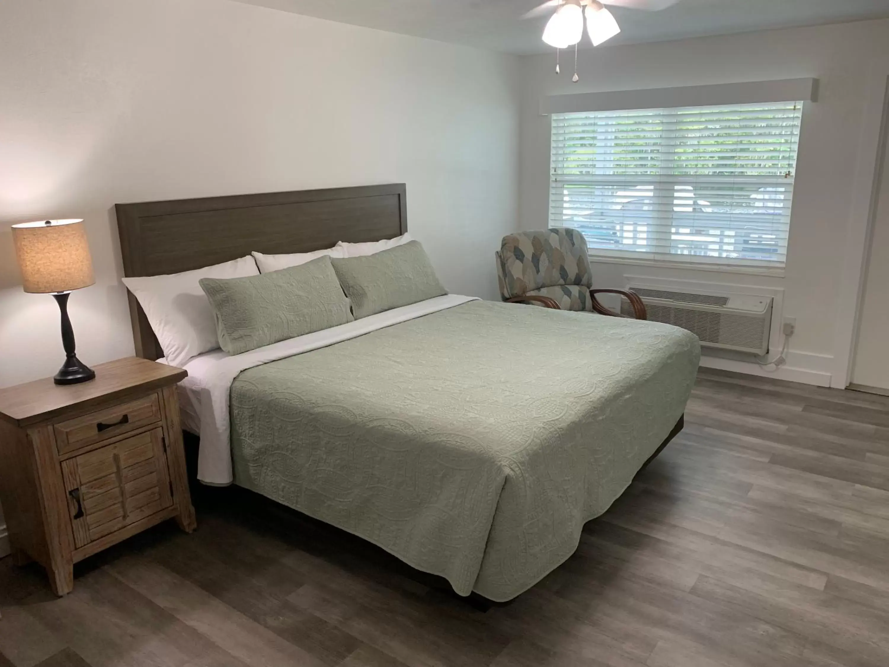 Bed in Hontoon Landing Resort & Marina