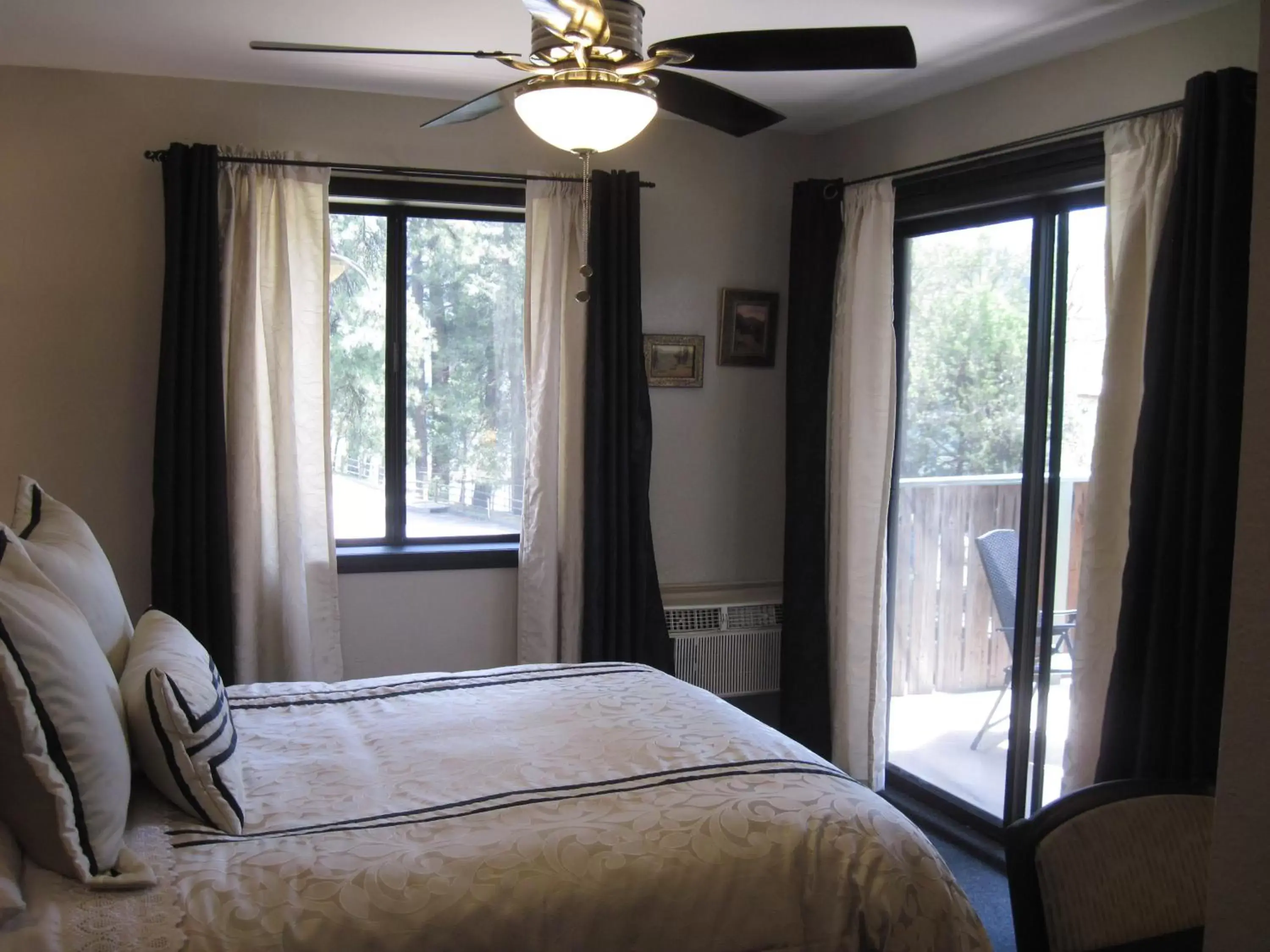 Bedroom, Bed in The North Shore Inn