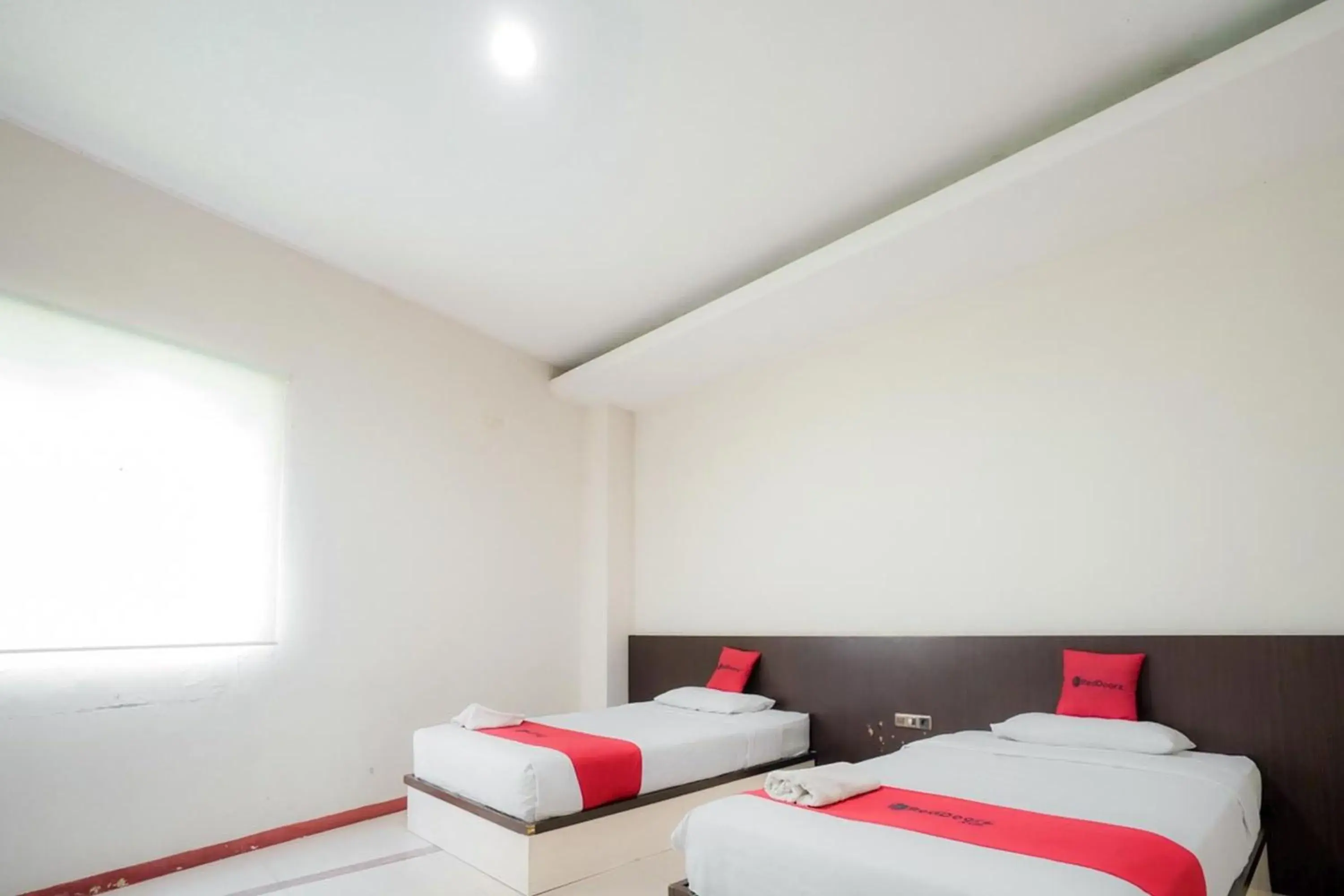 Bedroom, Bed in RedDoorz near Pantai Pede