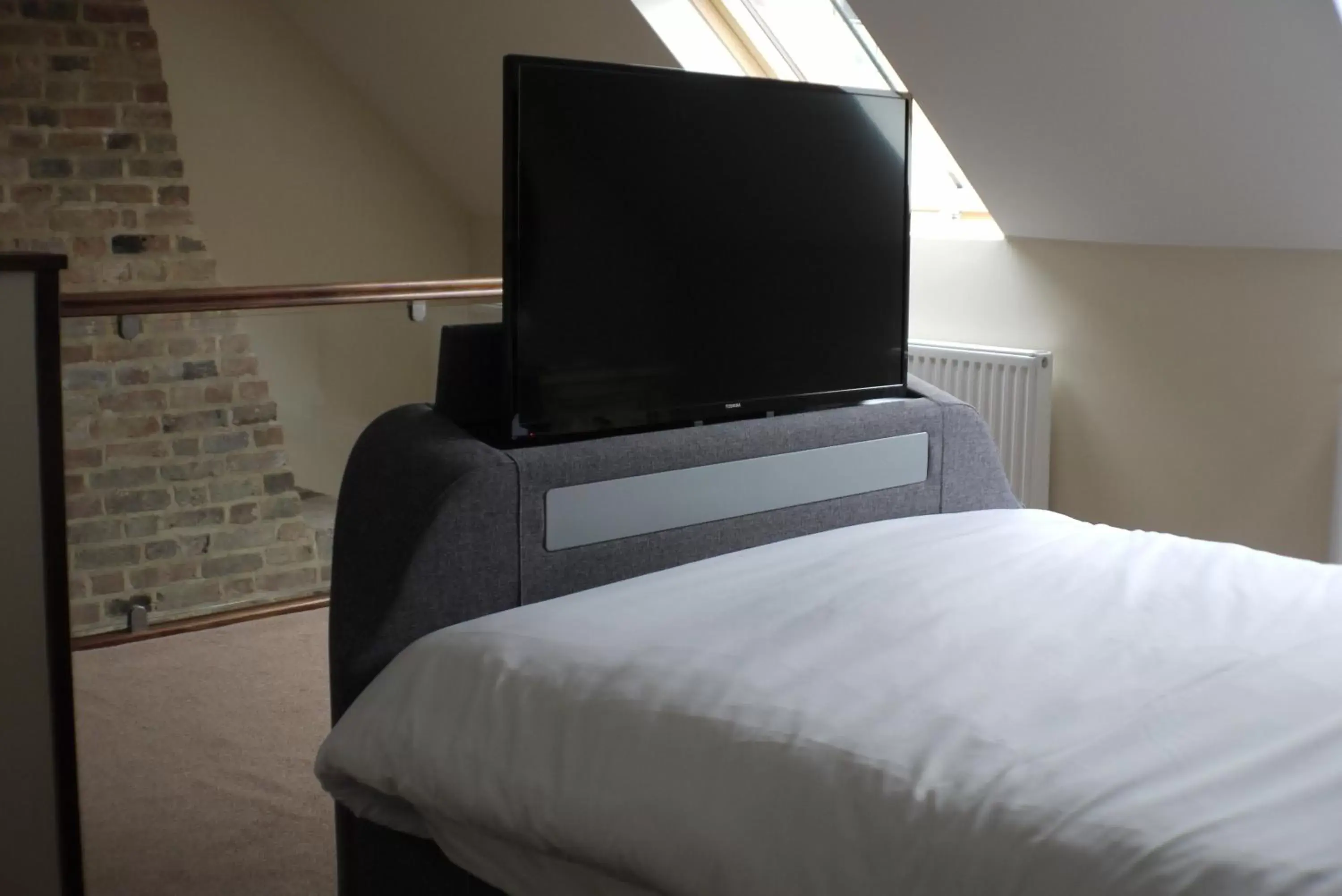 TV and multimedia, TV/Entertainment Center in Oliver Cromwell Hotel