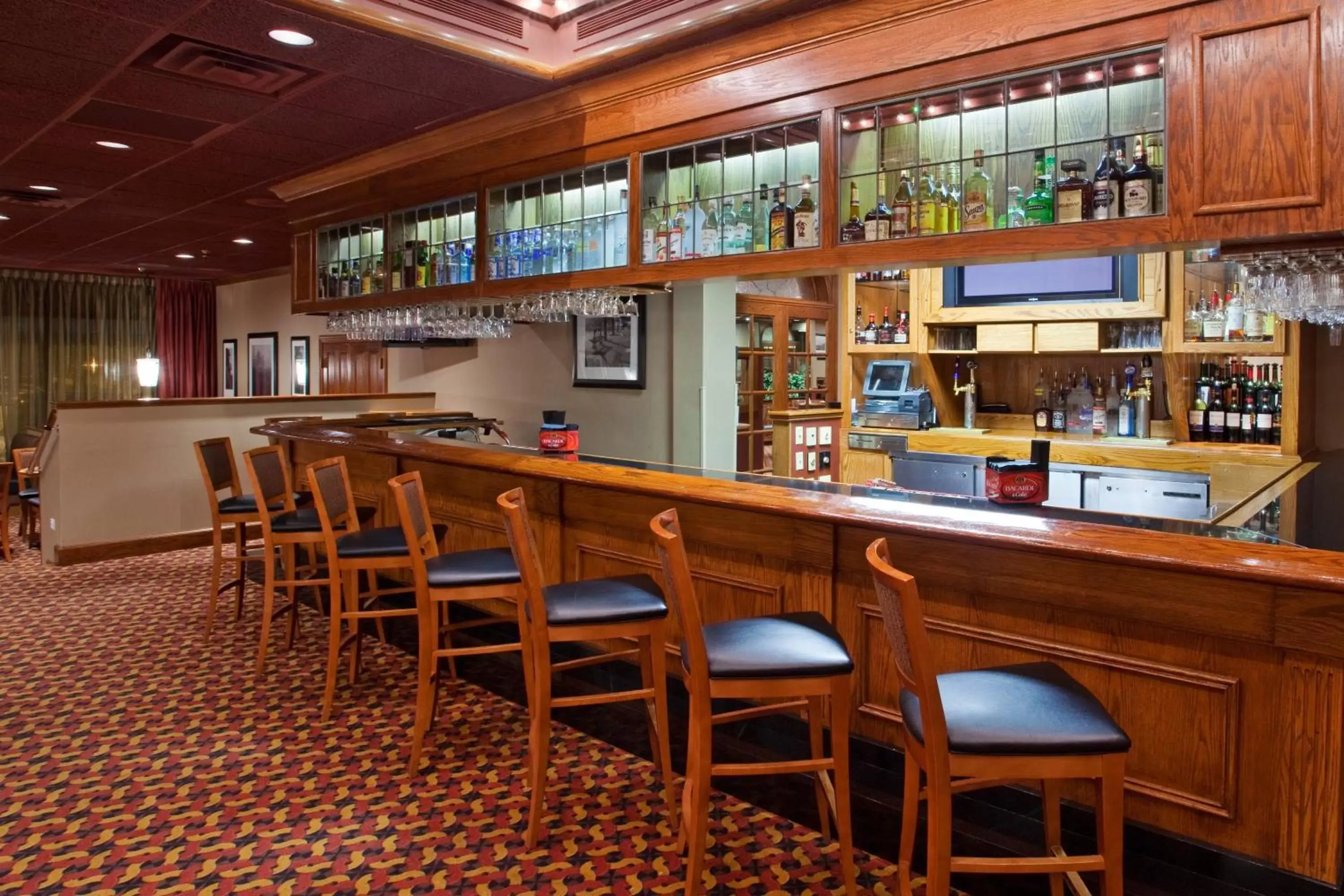 Lounge or bar, Lounge/Bar in Holiday Inn Youngstown-South - Boardman, an IHG Hotel
