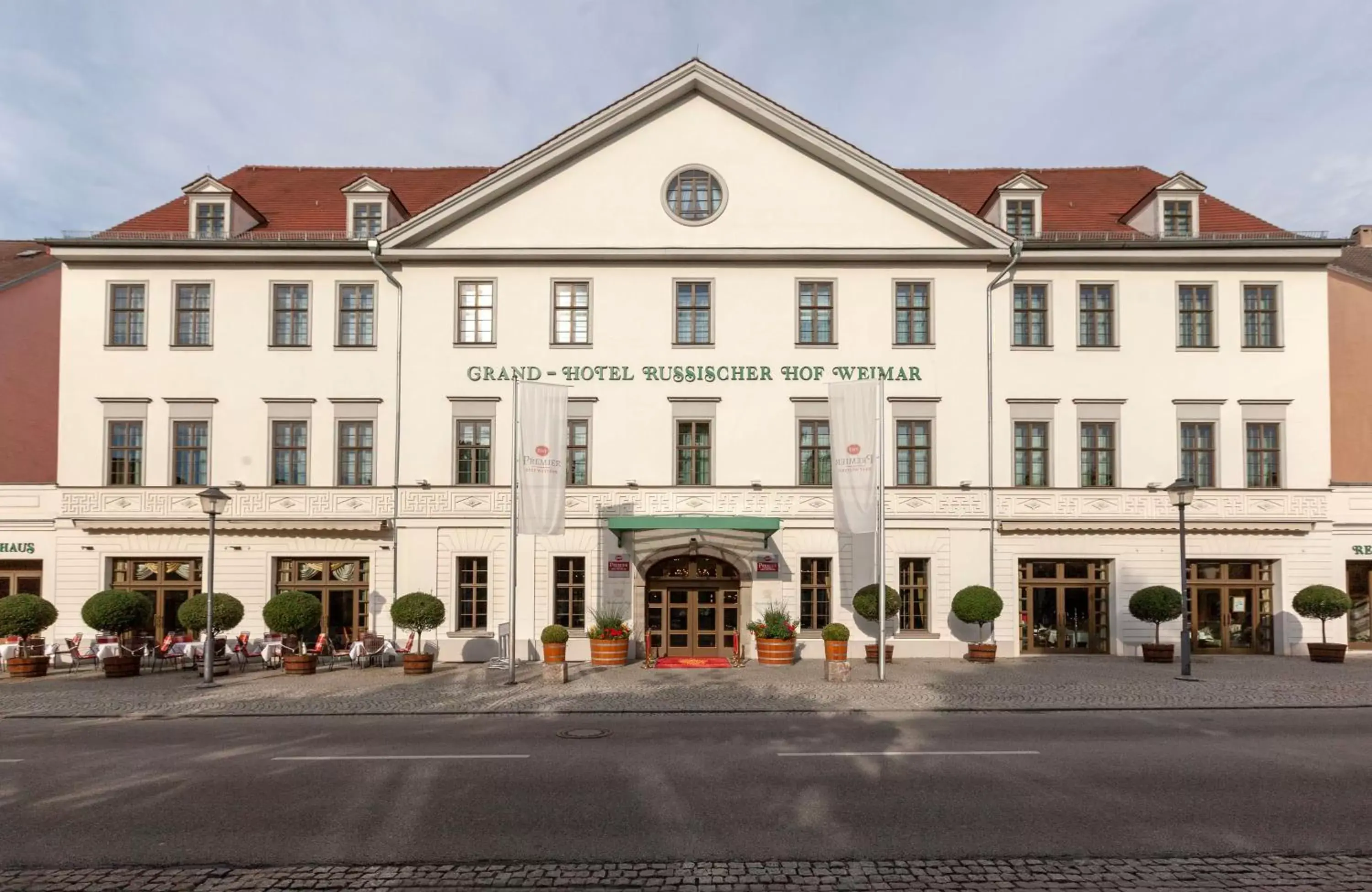 Property Building in Best Western Premier Grand Hotel Russischer Hof