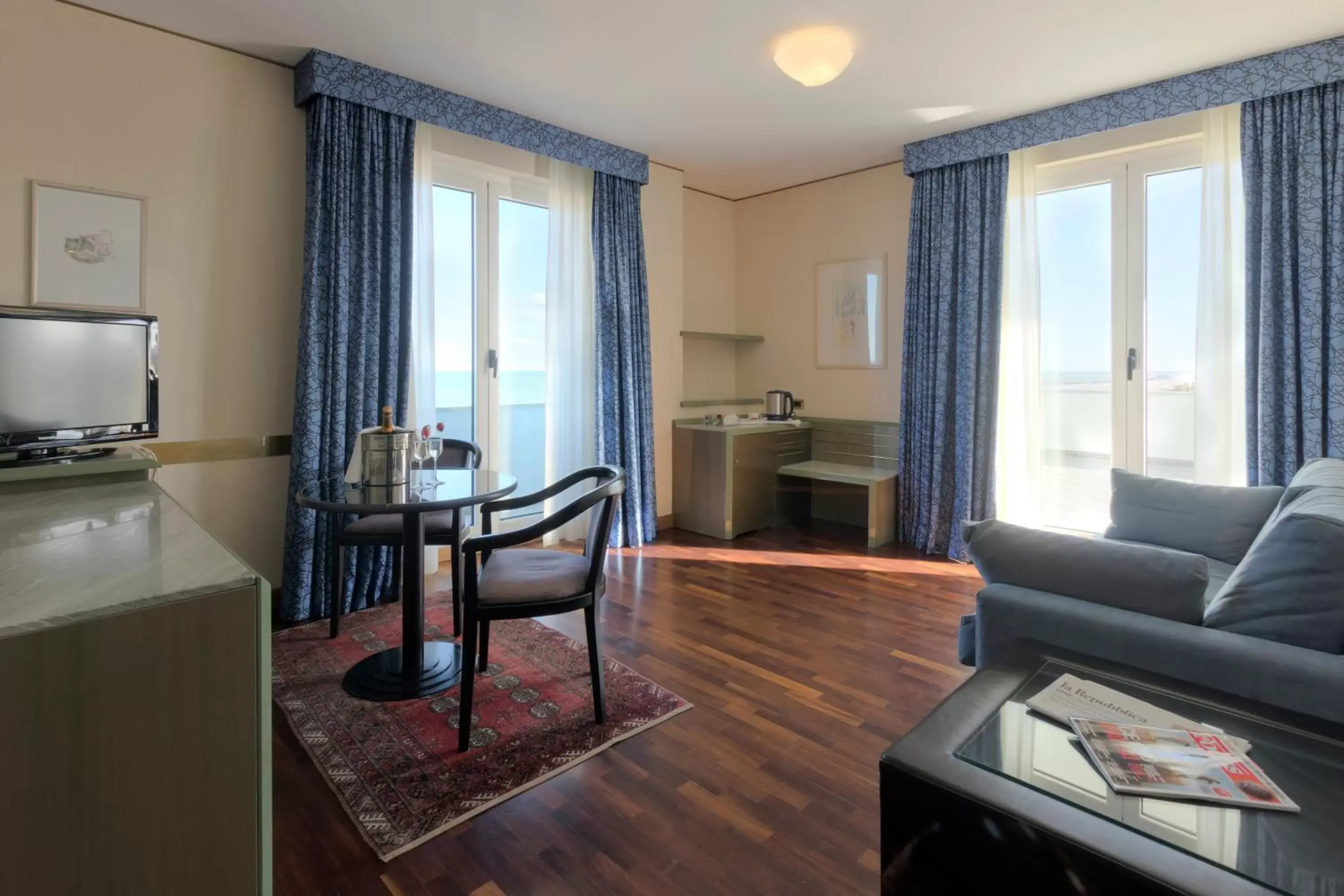 Bedroom, Seating Area in Hotel Royal