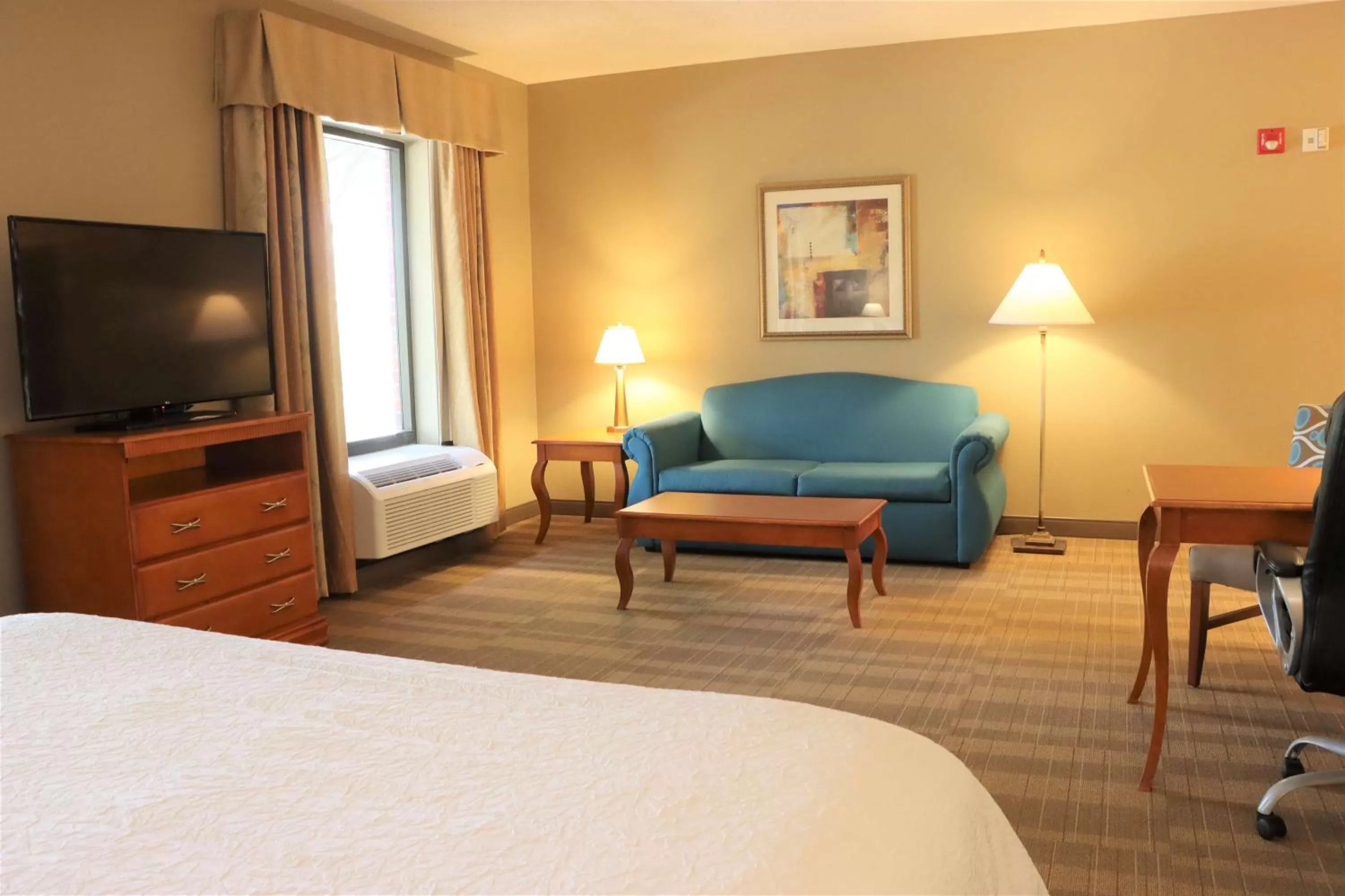 Living room, Bed in Hampton Inn & Suites Thibodaux