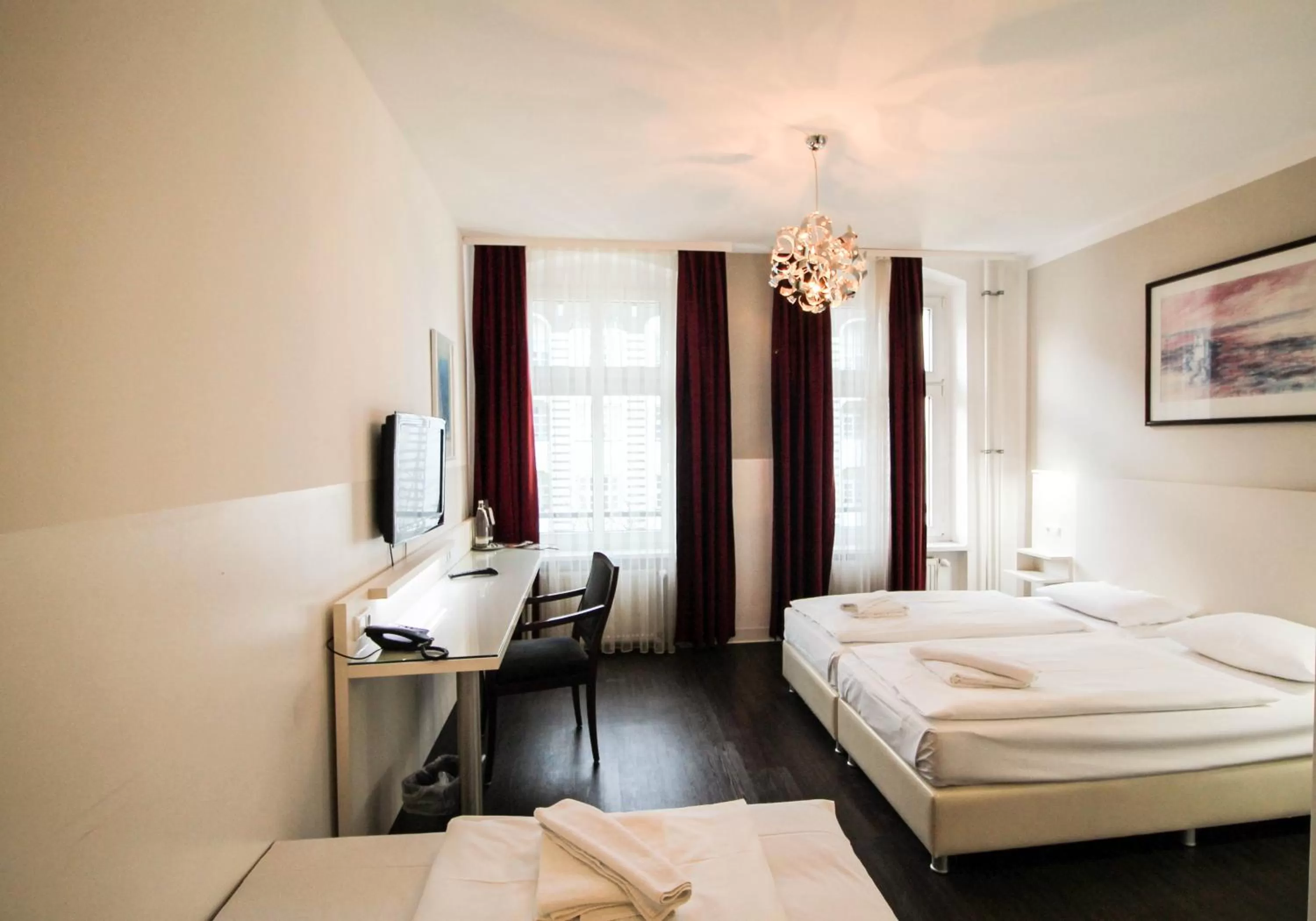 Photo of the whole room, Bed in Hotel Prens Berlin