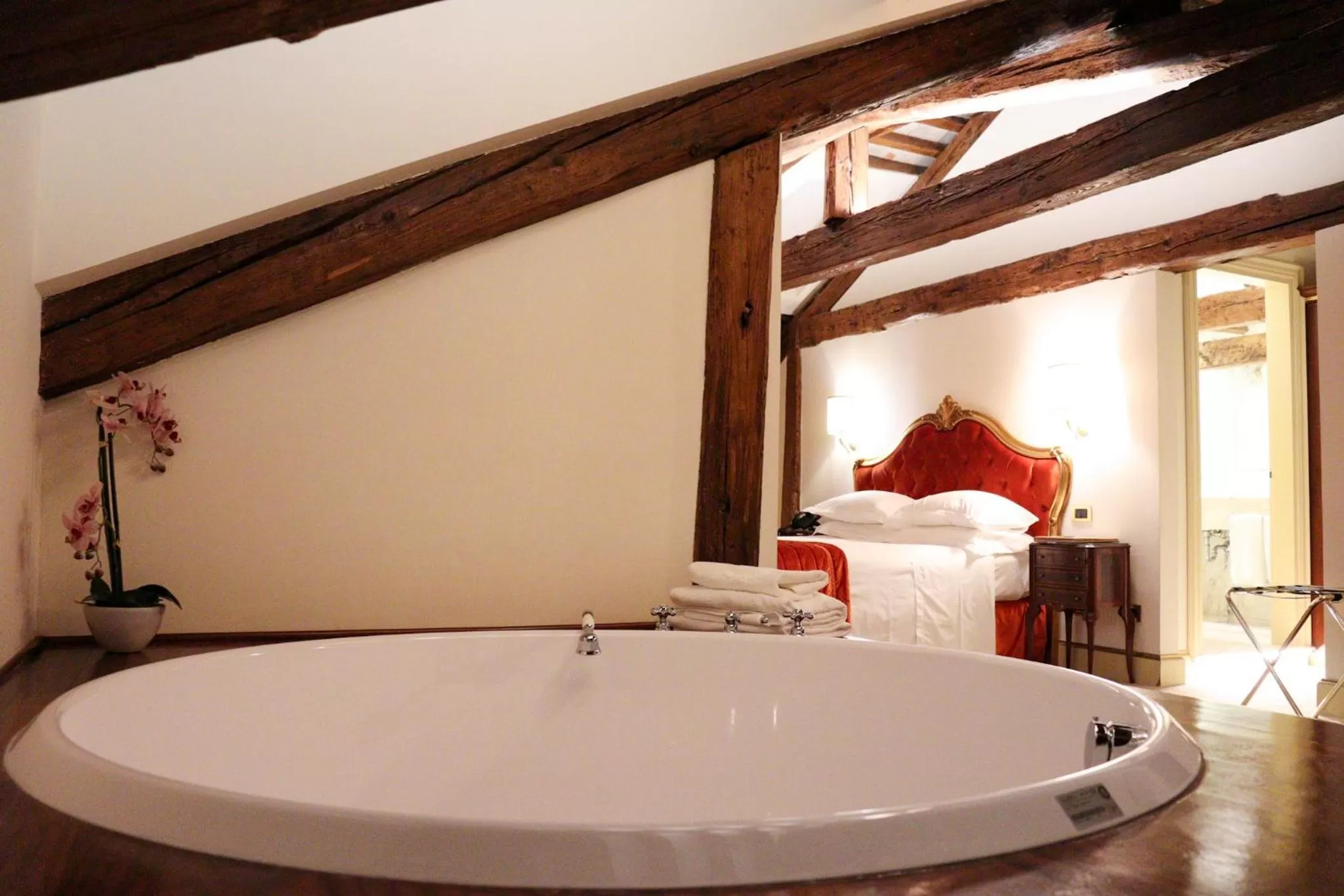 Bathroom, Bed in Hotel Ai Cavalieri di Venezia