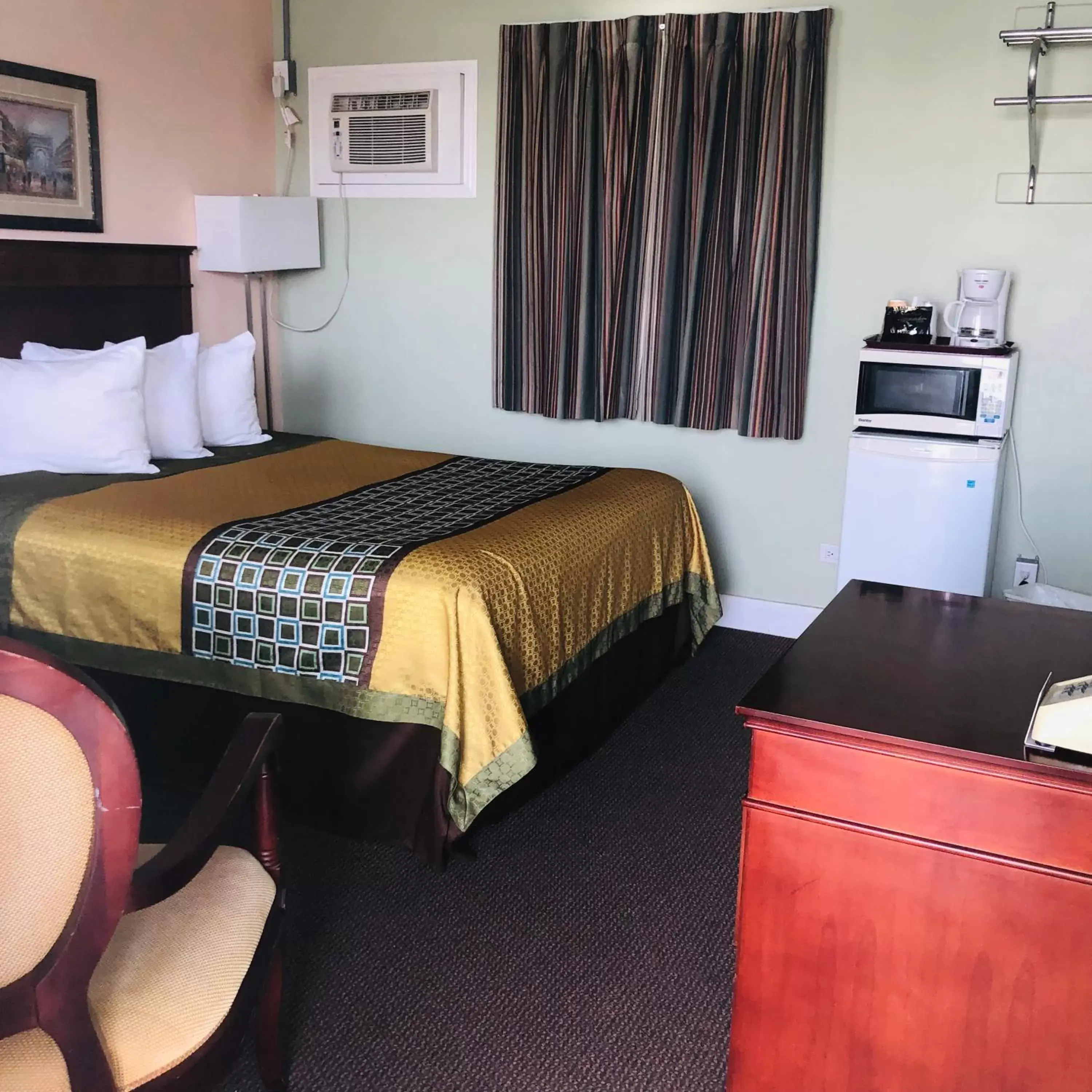 Bed in Perth Plaza Inn & Suites