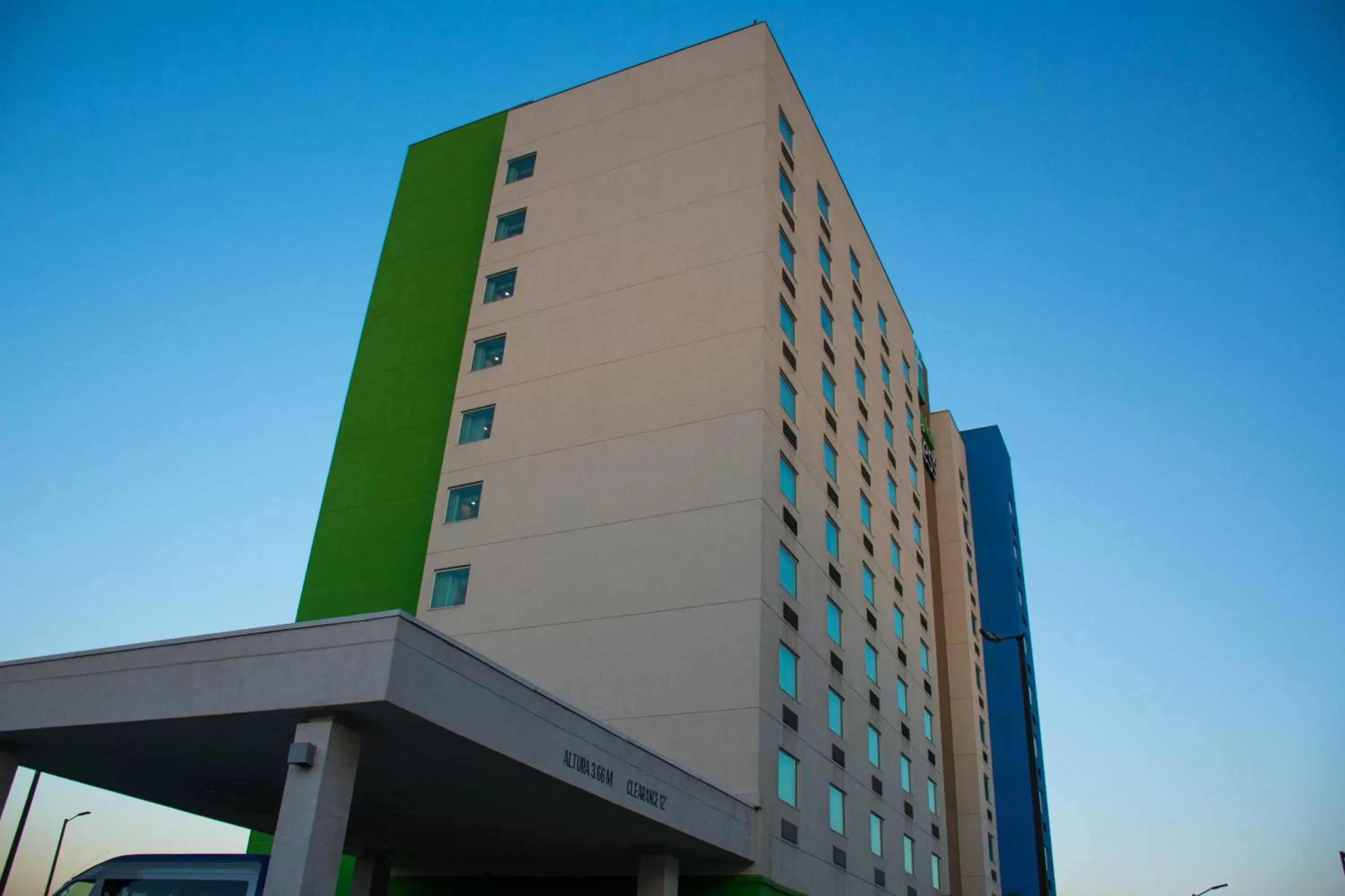 Property building in Holiday Inn Express Saltillo Zona Aeropuerto by IHG Property building in Holiday Inn Express Saltillo Zona Aeropuerto by IHG