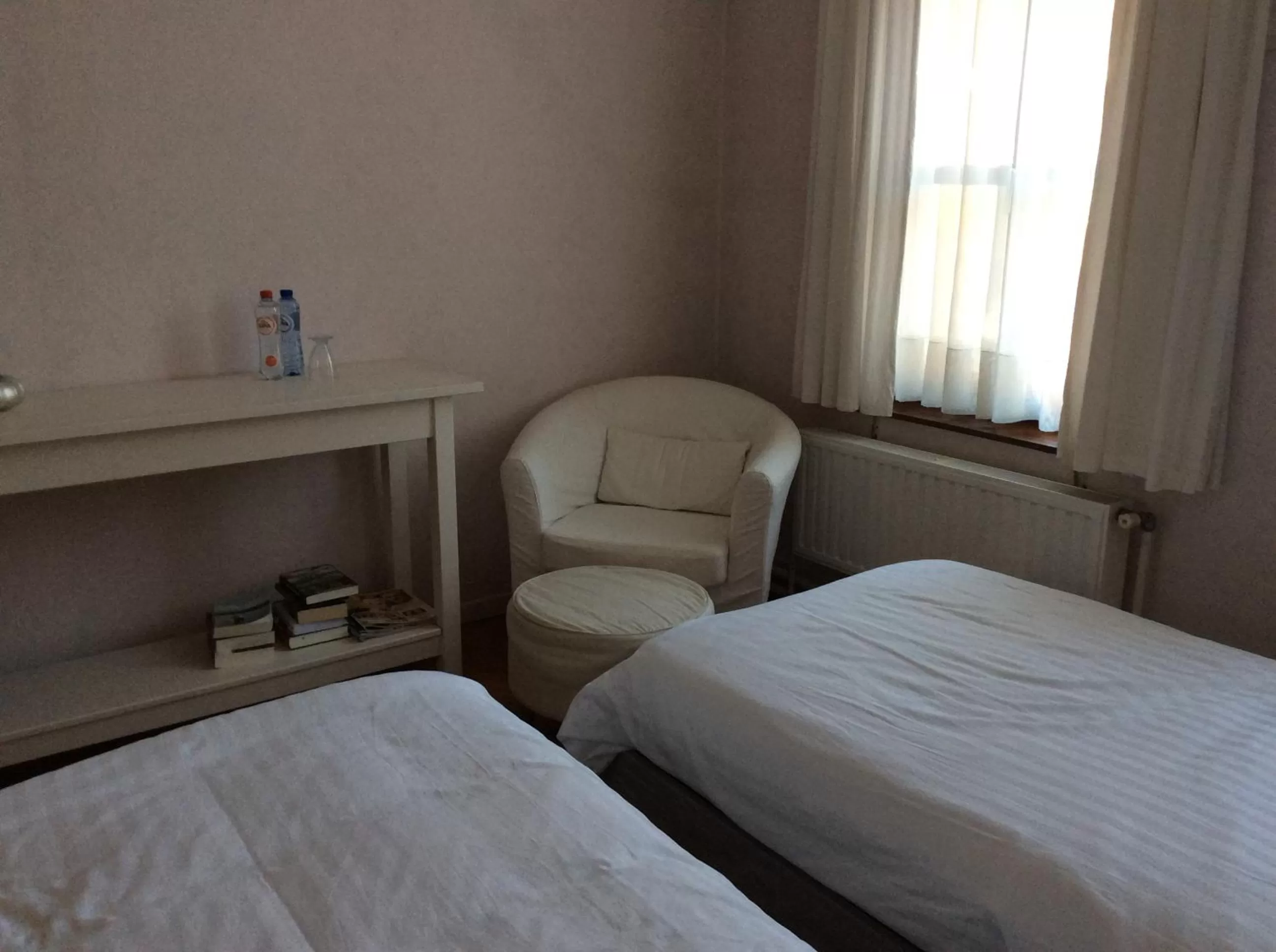 Decorative detail, Bed in Beaux Temps b&b