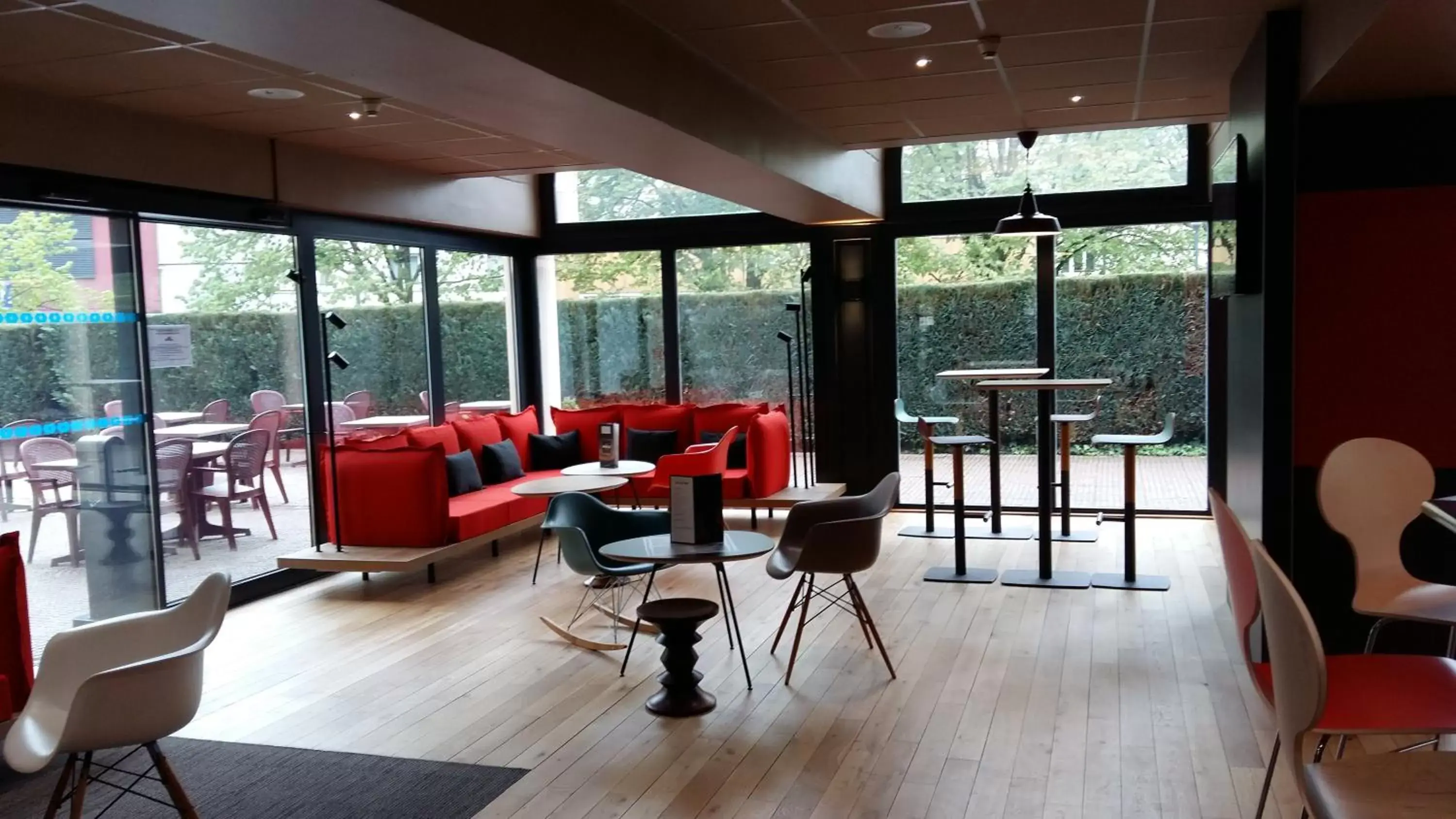 Lounge or bar in ibis Epinal Centre