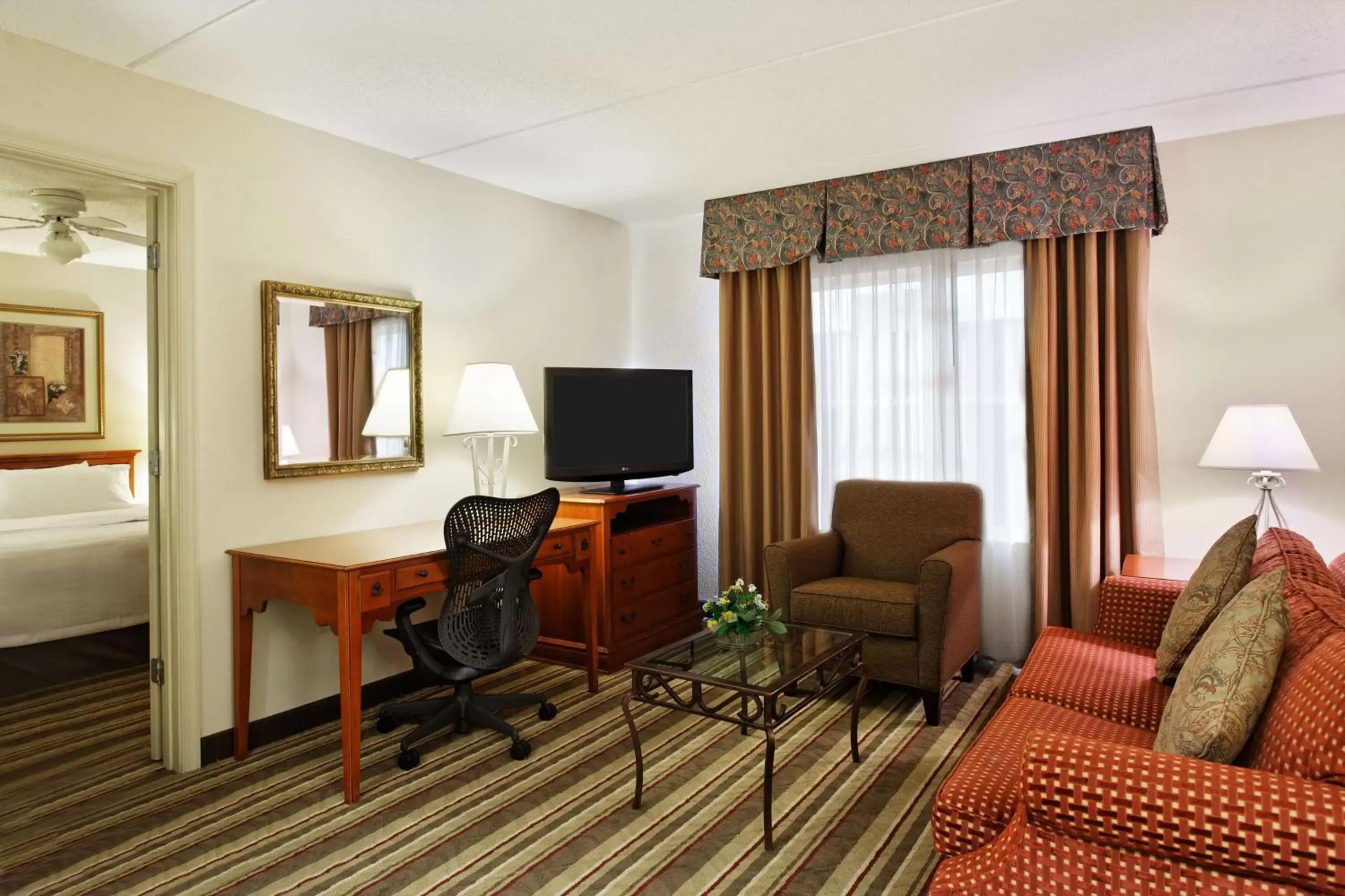 Living room, TV/Entertainment Center in Homewood Suites by Hilton Richmond - Airport