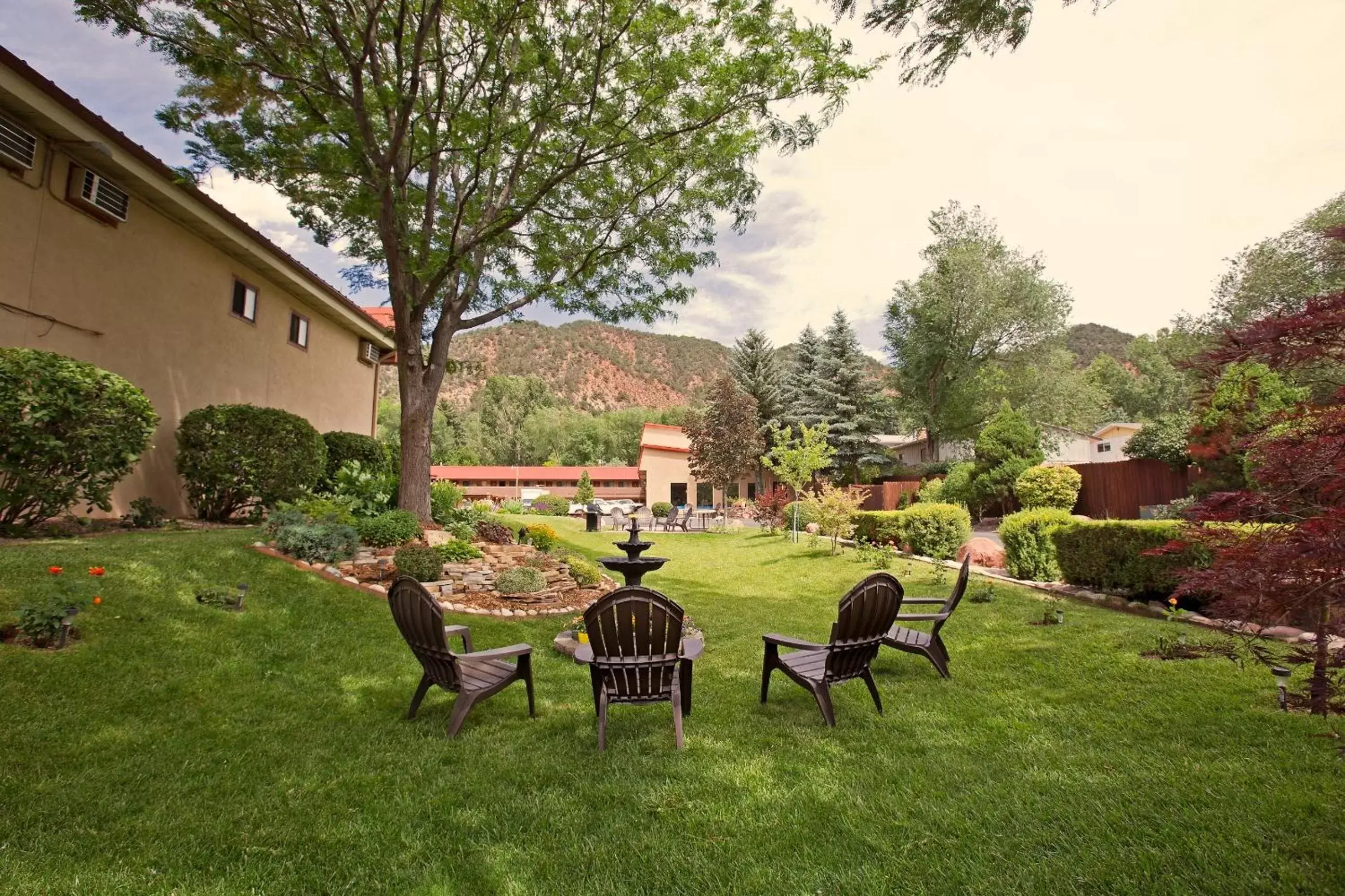 Facade/entrance, Garden in Glenwood Springs Cedar Lodge