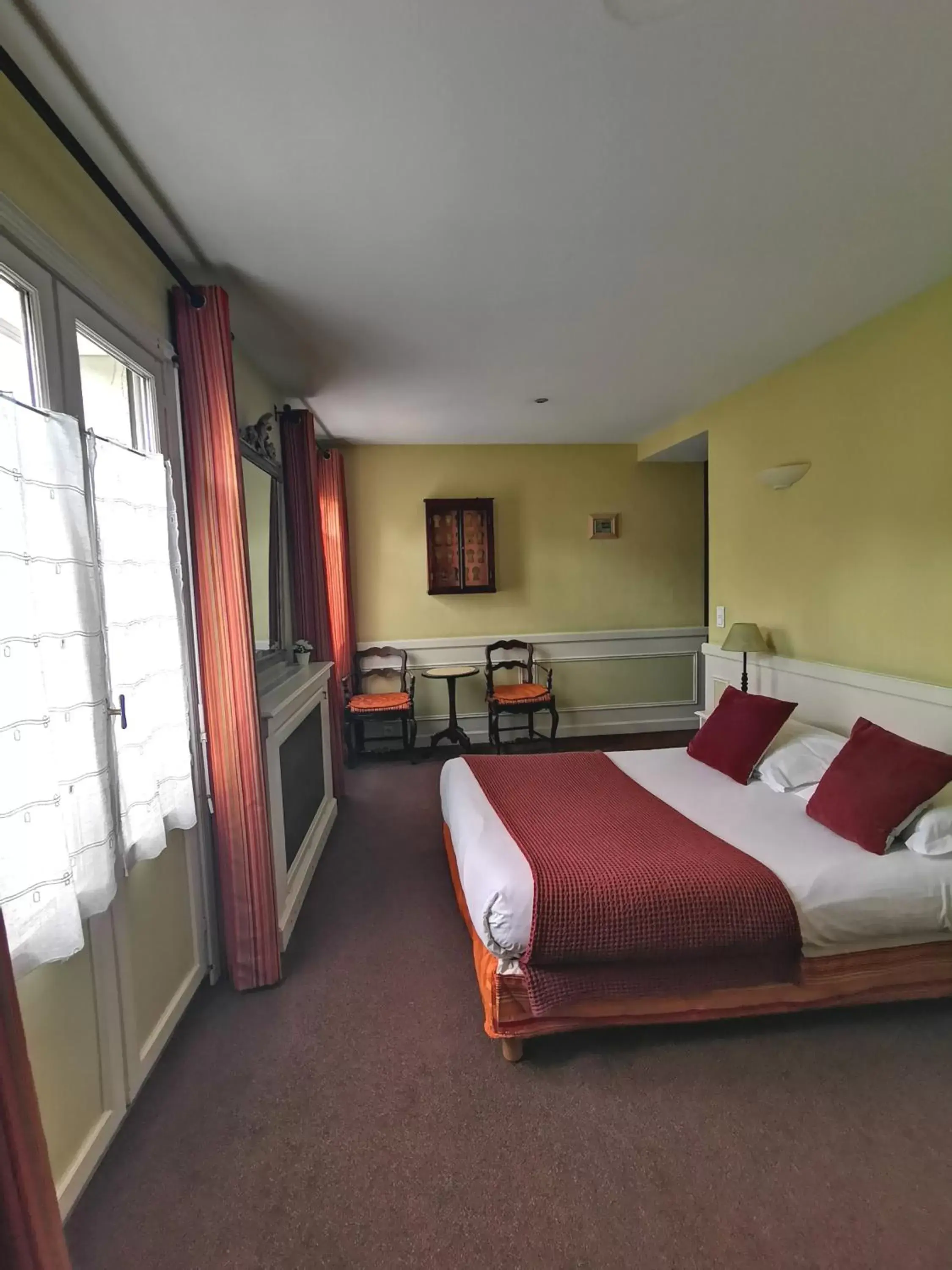 Photo of the whole room, Bed in Hôtel du Parc