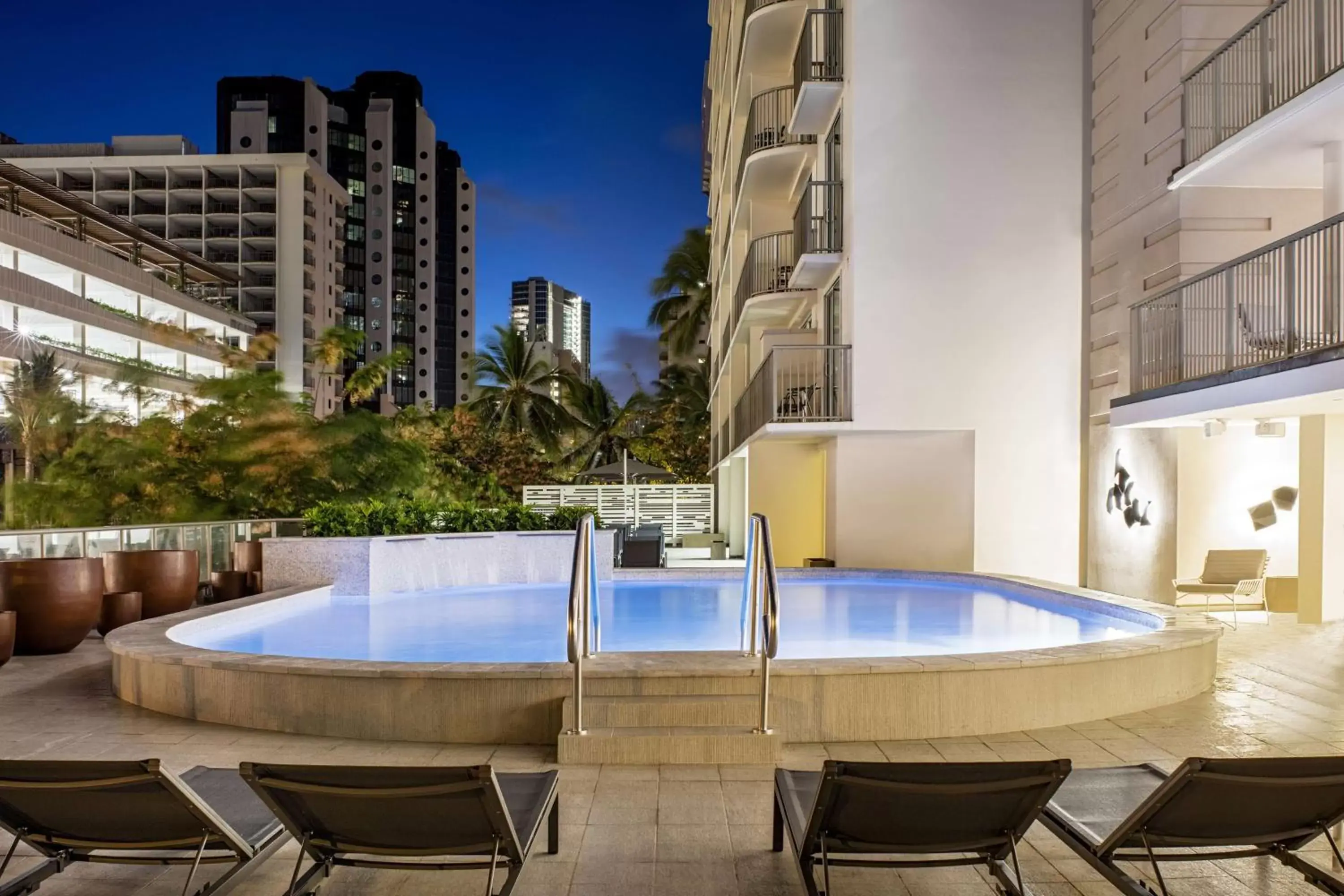 Swimming Pool in Hilton Garden Inn Waikiki Beach