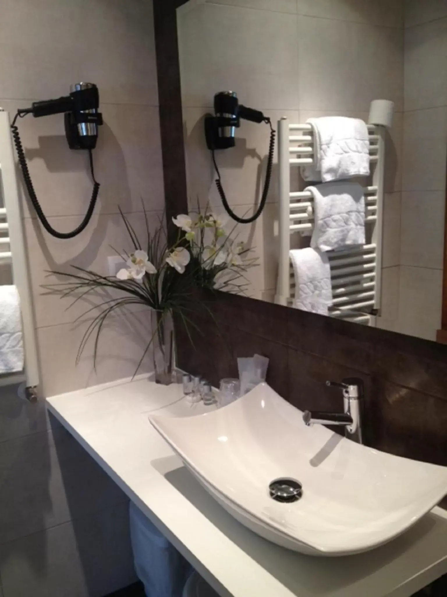 Shower, Bathroom in Hotel Itxas Gain Getaria