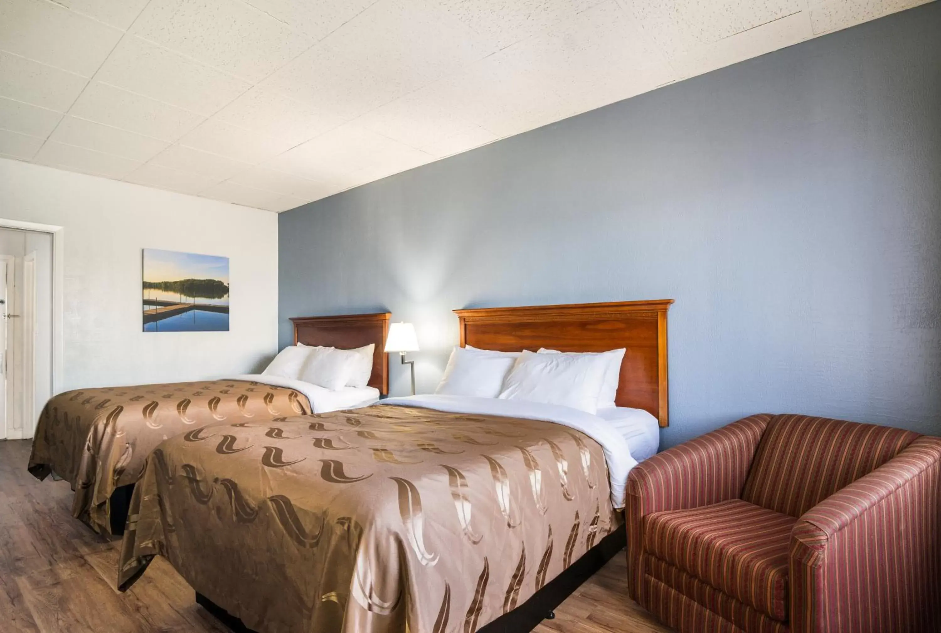 Bed in Quality Inn - On The Lake Clarksville-Boydton