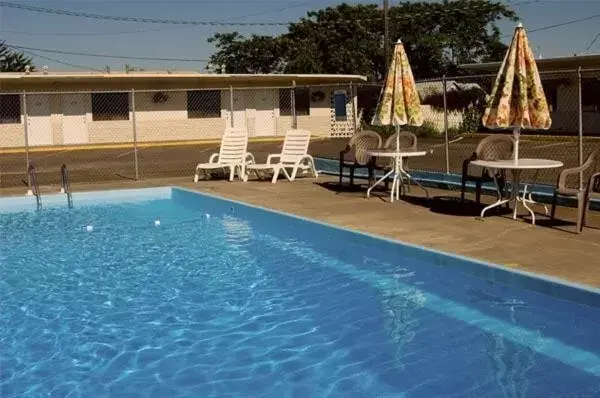 Swimming Pool in Capri Motel