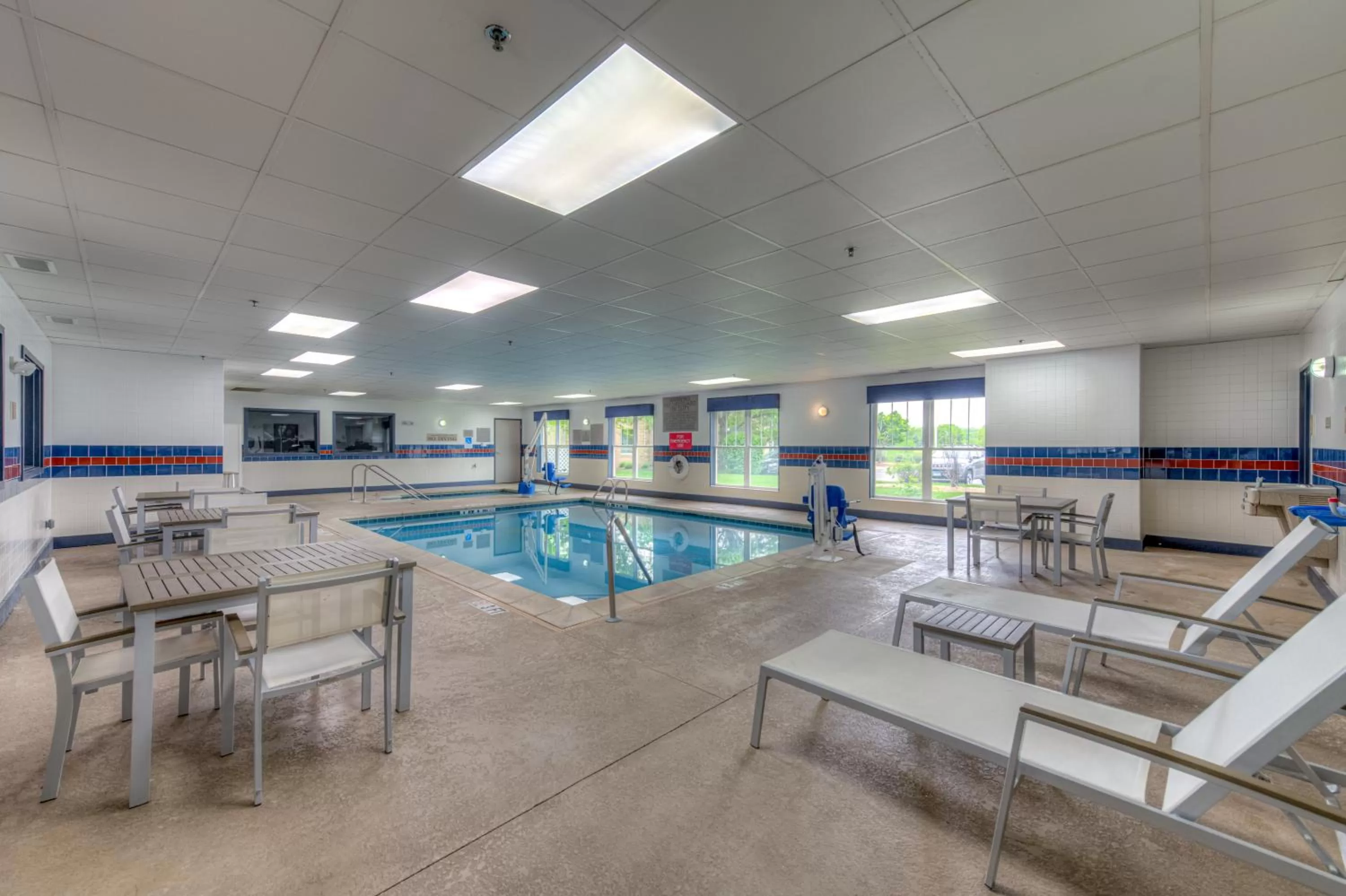 Swimming pool in Country Inn & Suites by Radisson, Crystal Lake, IL