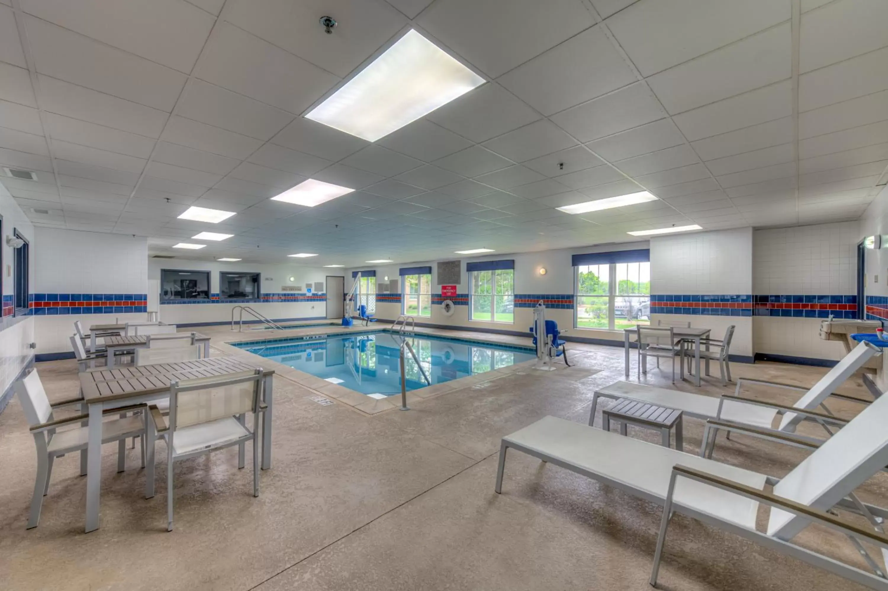 Swimming Pool in Country Inn & Suites by Radisson, Crystal Lake, IL