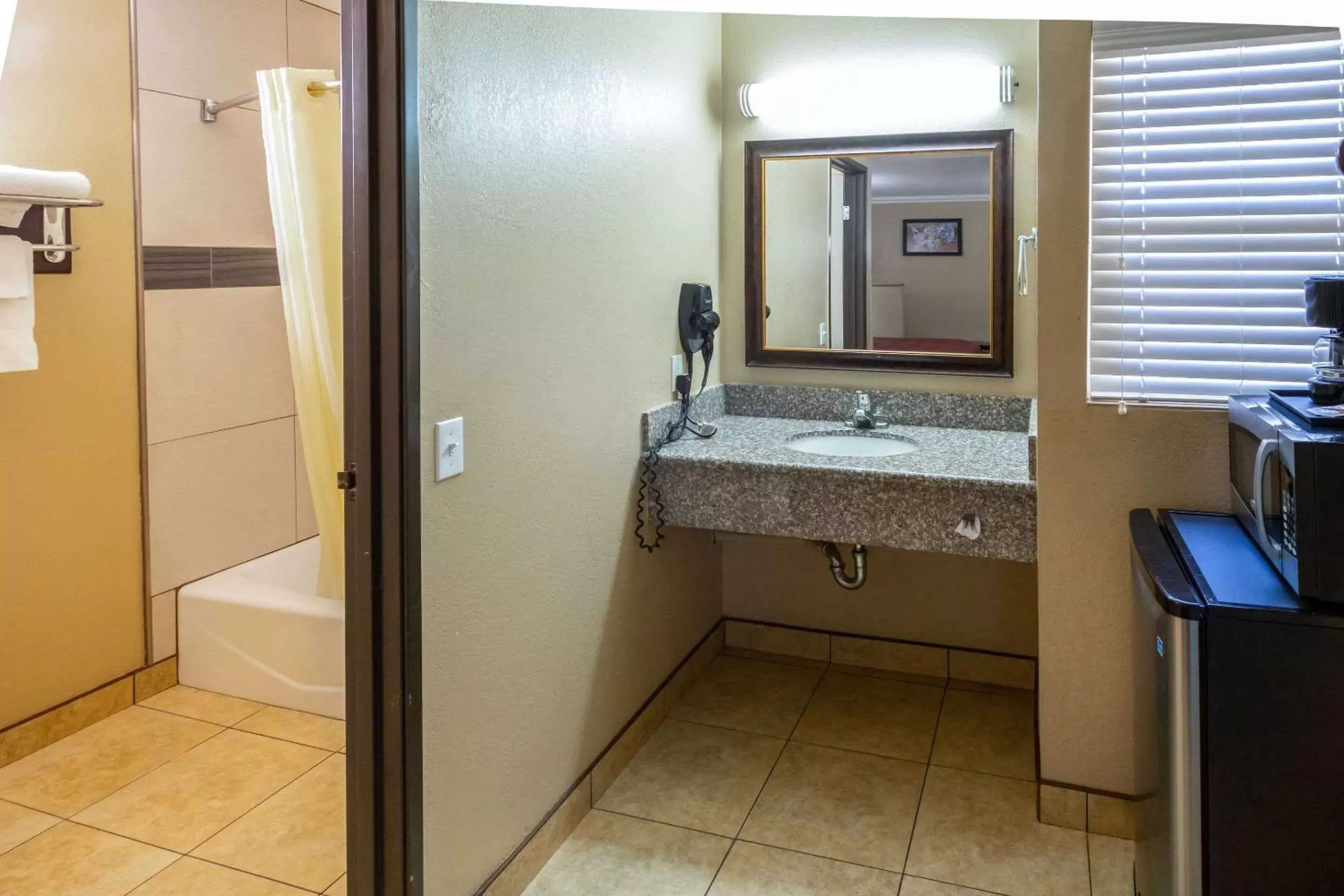 Photo of the whole room, Bathroom in Econo Lodge Inn & Suites Fallbrook Downtown