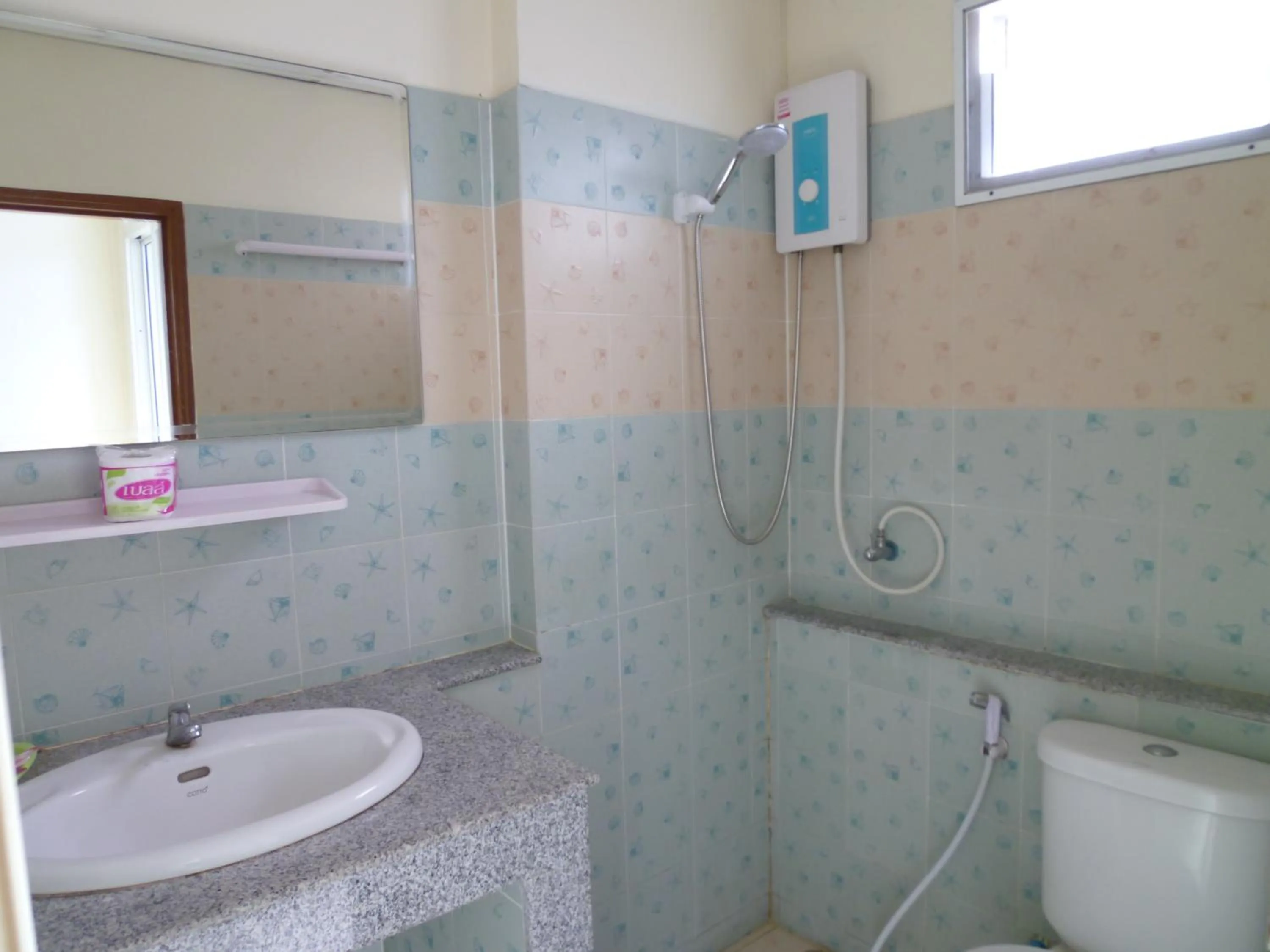 Bathroom in Vanlisut Hotel Ngamwongwan