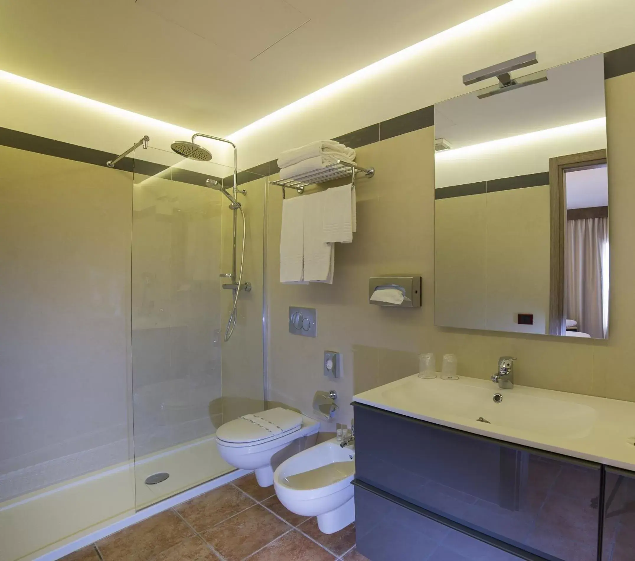 Shower, Bathroom in Best Western Plus Hotel Modena Resort